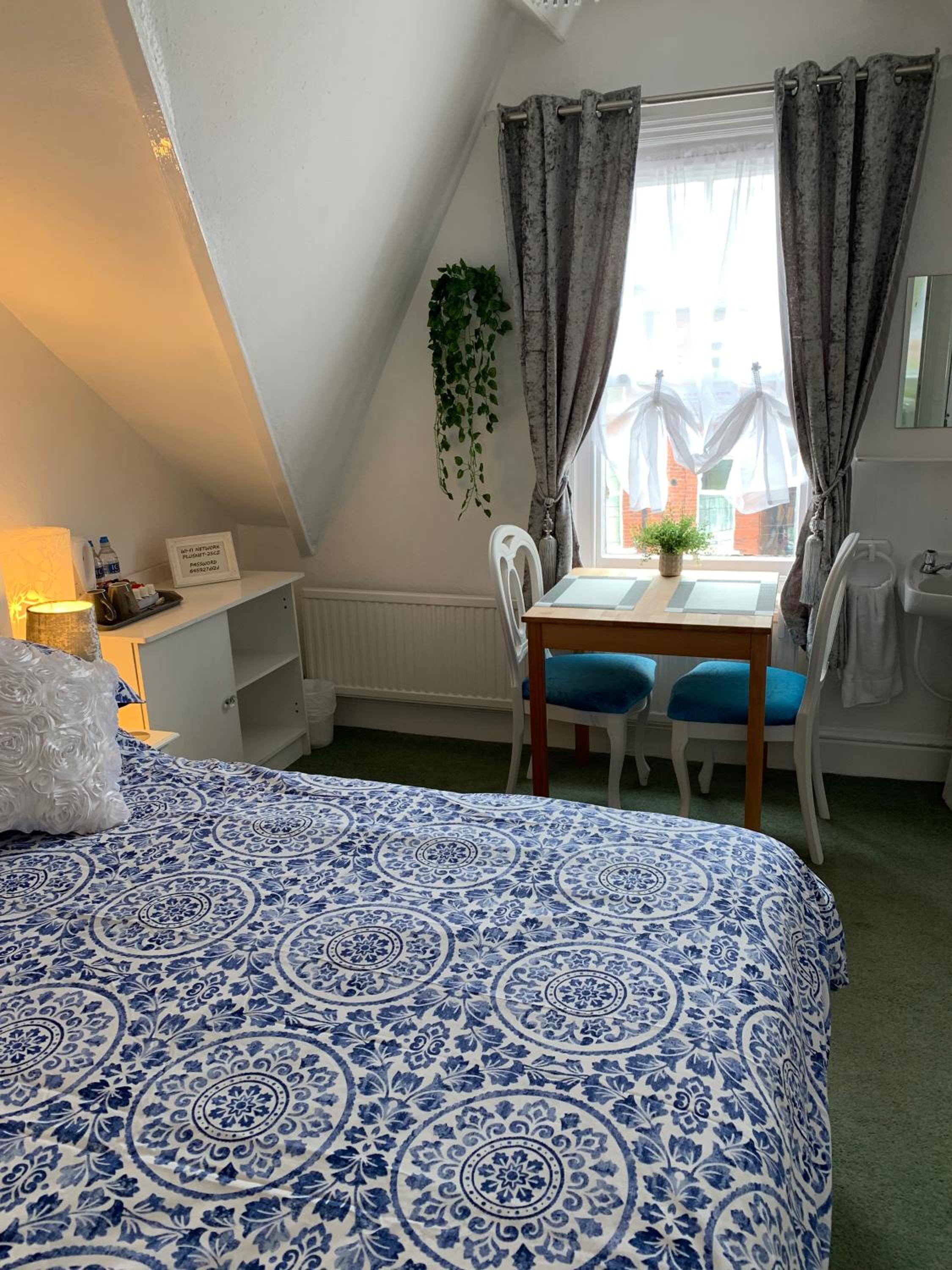 Standard Double Room - Photo 2