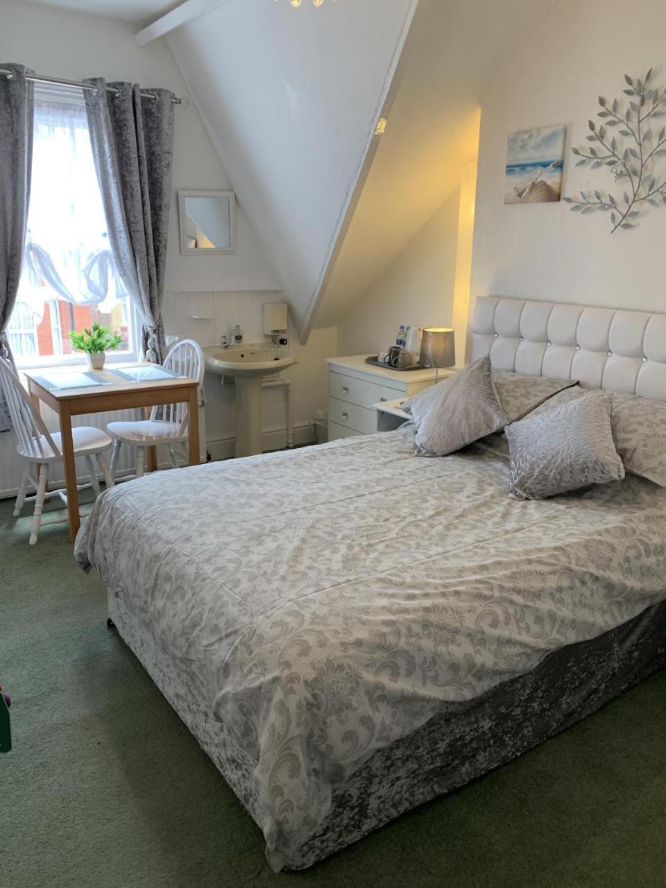 Standard Double Room - Photo 4