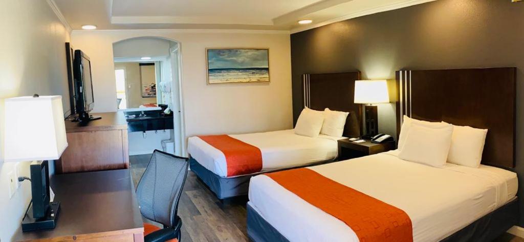 Queen Room with Two Queen Beds - Non-Smoking - Photo 1