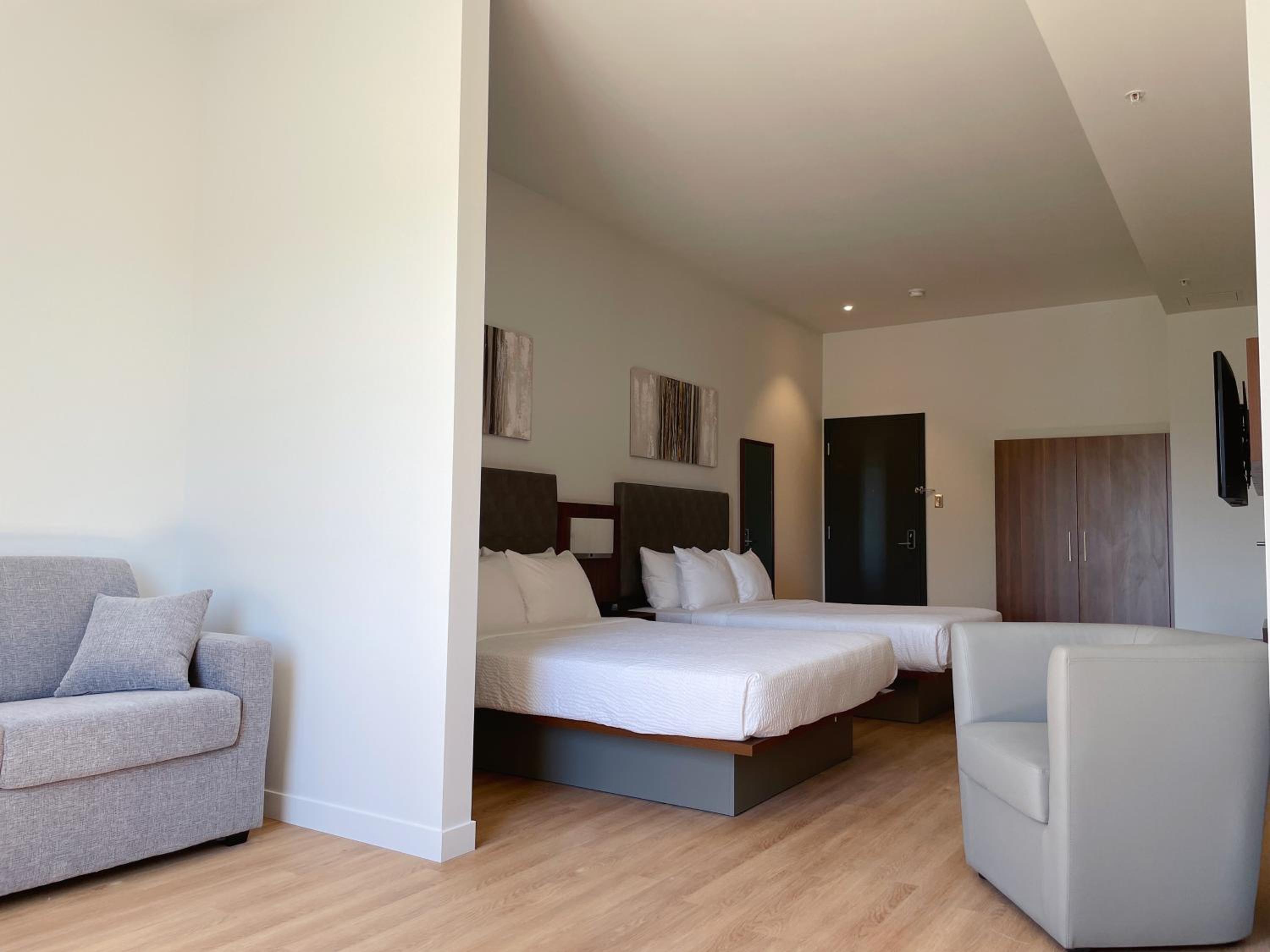 Queen Suite with Sofa Bed  - No Pets/Non Smoking - Photo 6