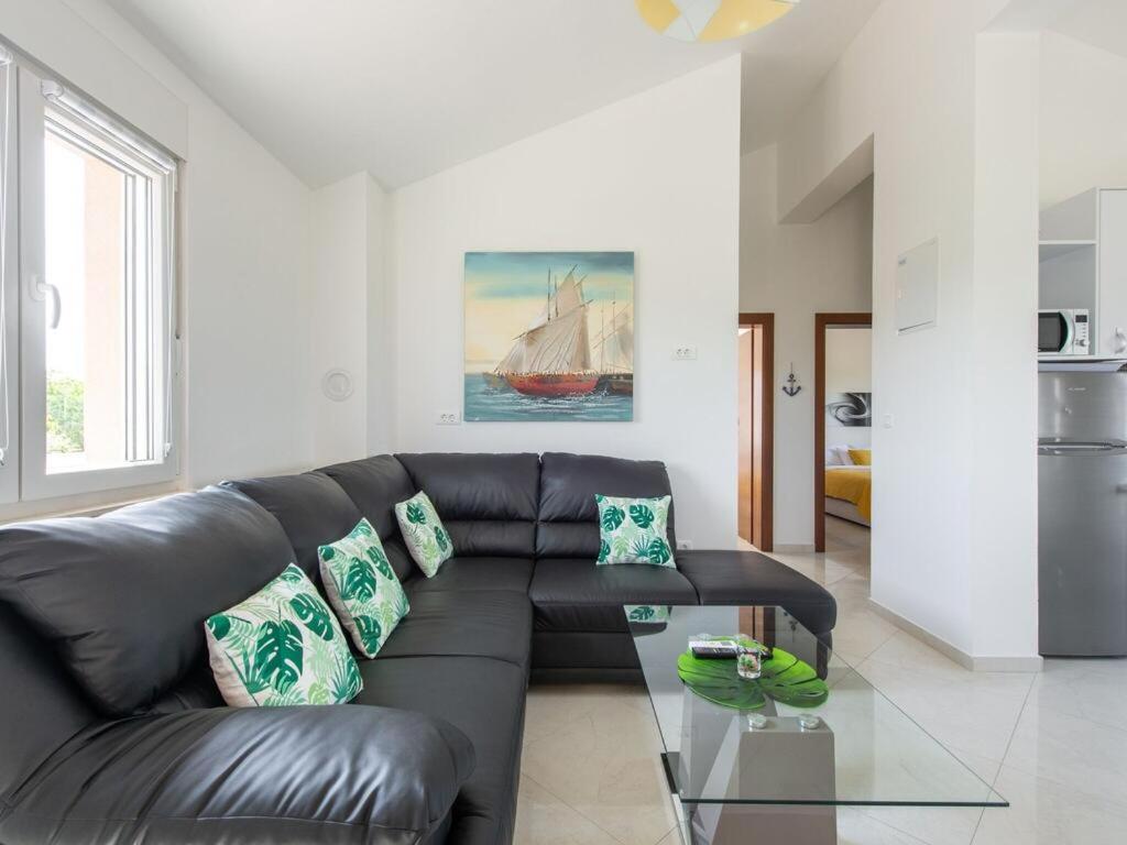 Apartment with Mountain View