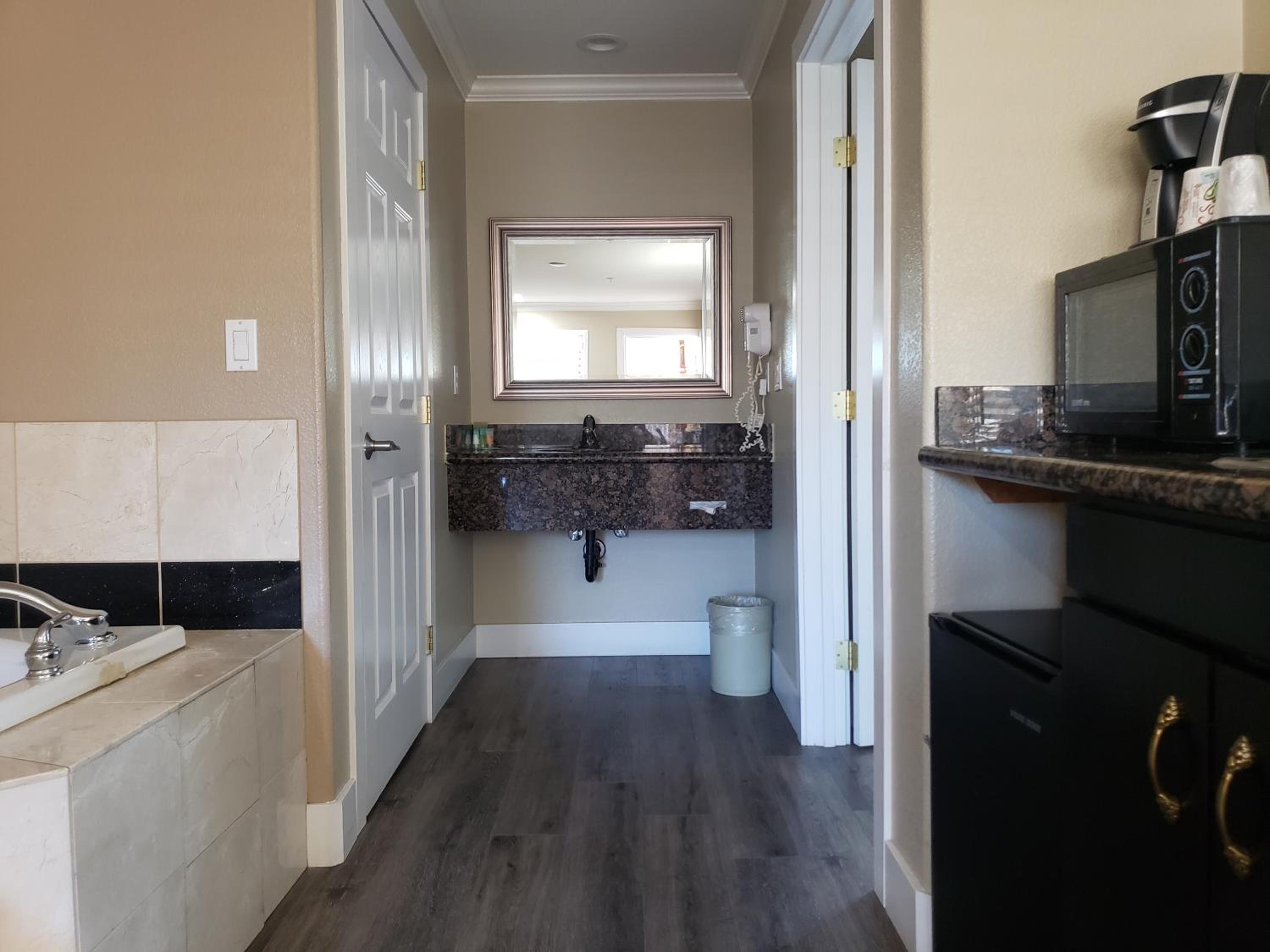 King Suite with Spa Bath - Photo 21
