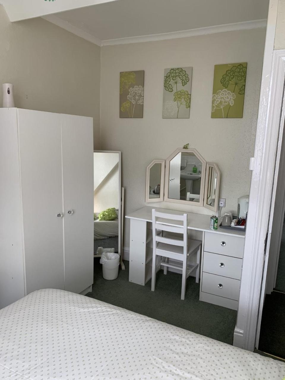 Standard Double Room - Photo 7