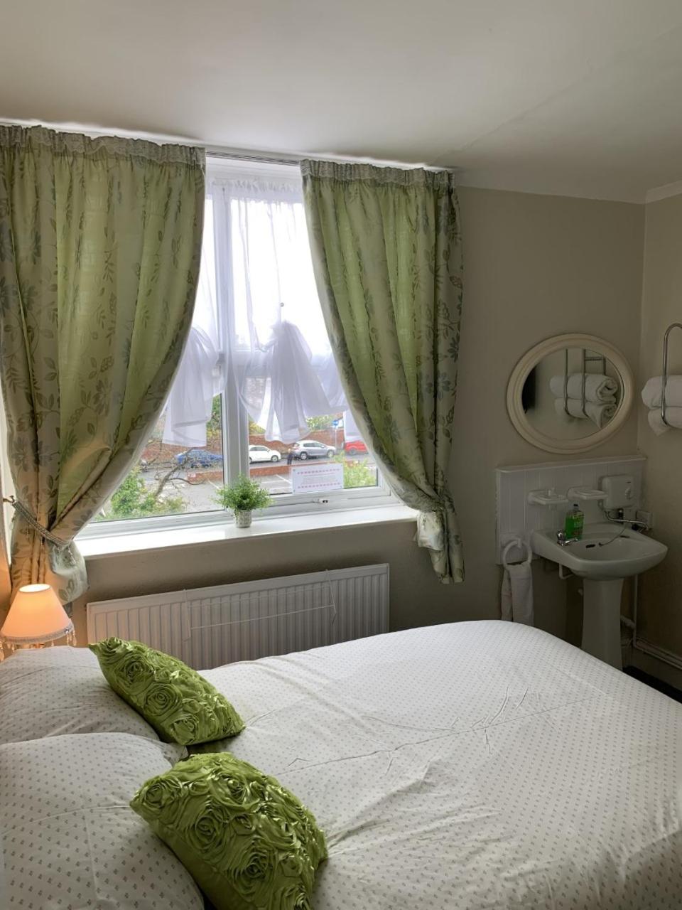 Standard Double Room - Photo 9