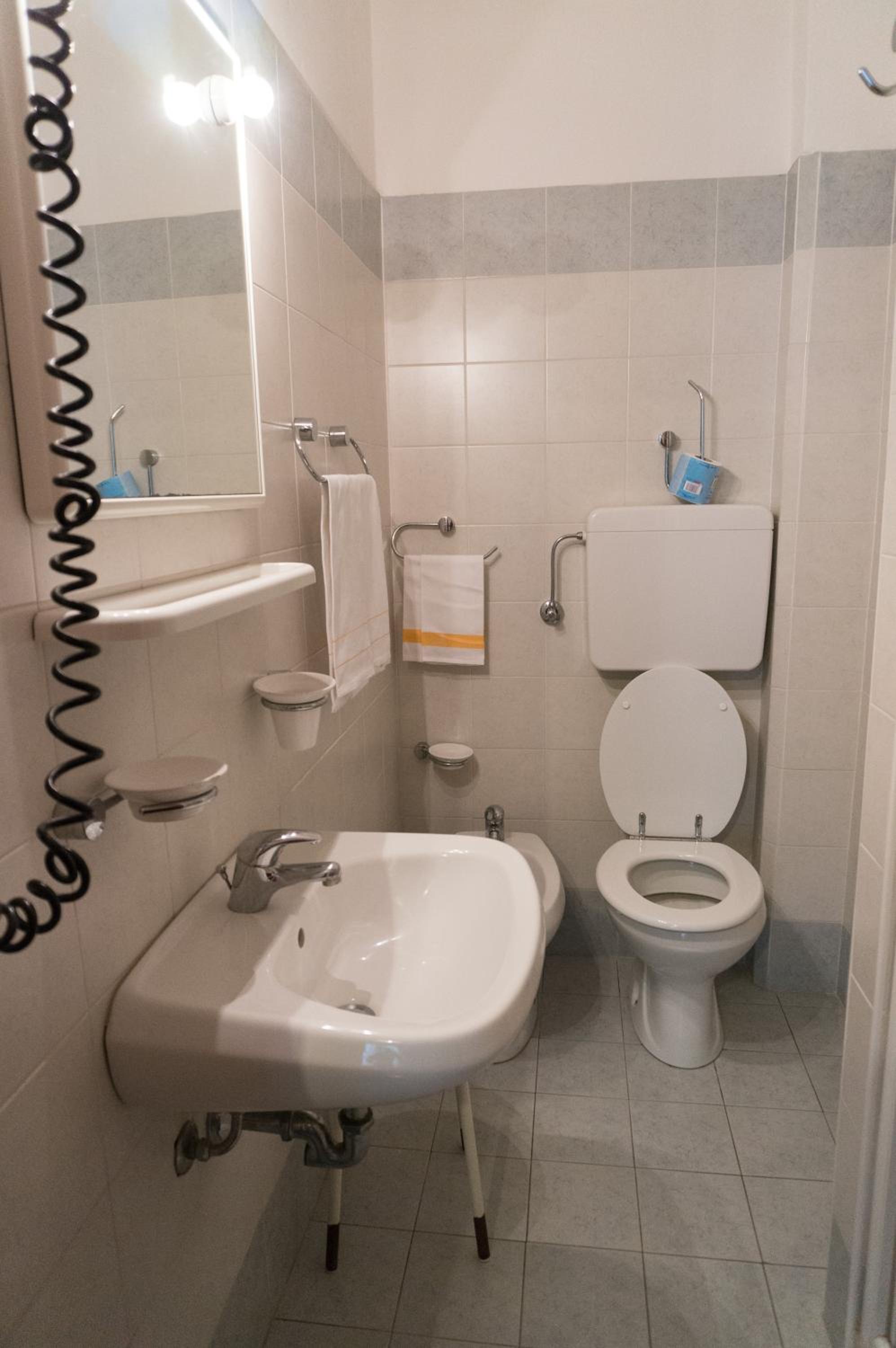 Double or Twin Room - Photo 5