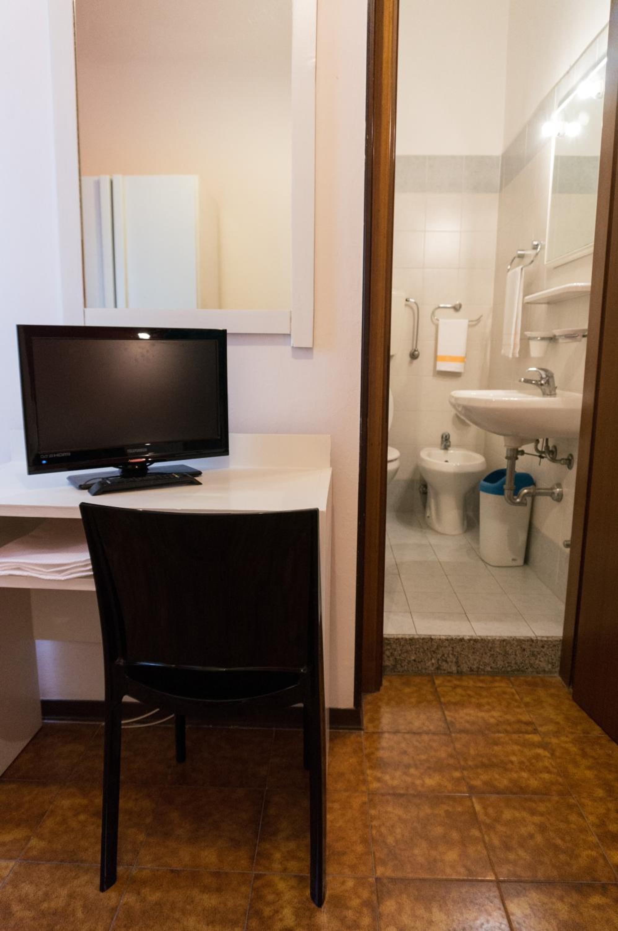 Double or Twin Room - Photo 6