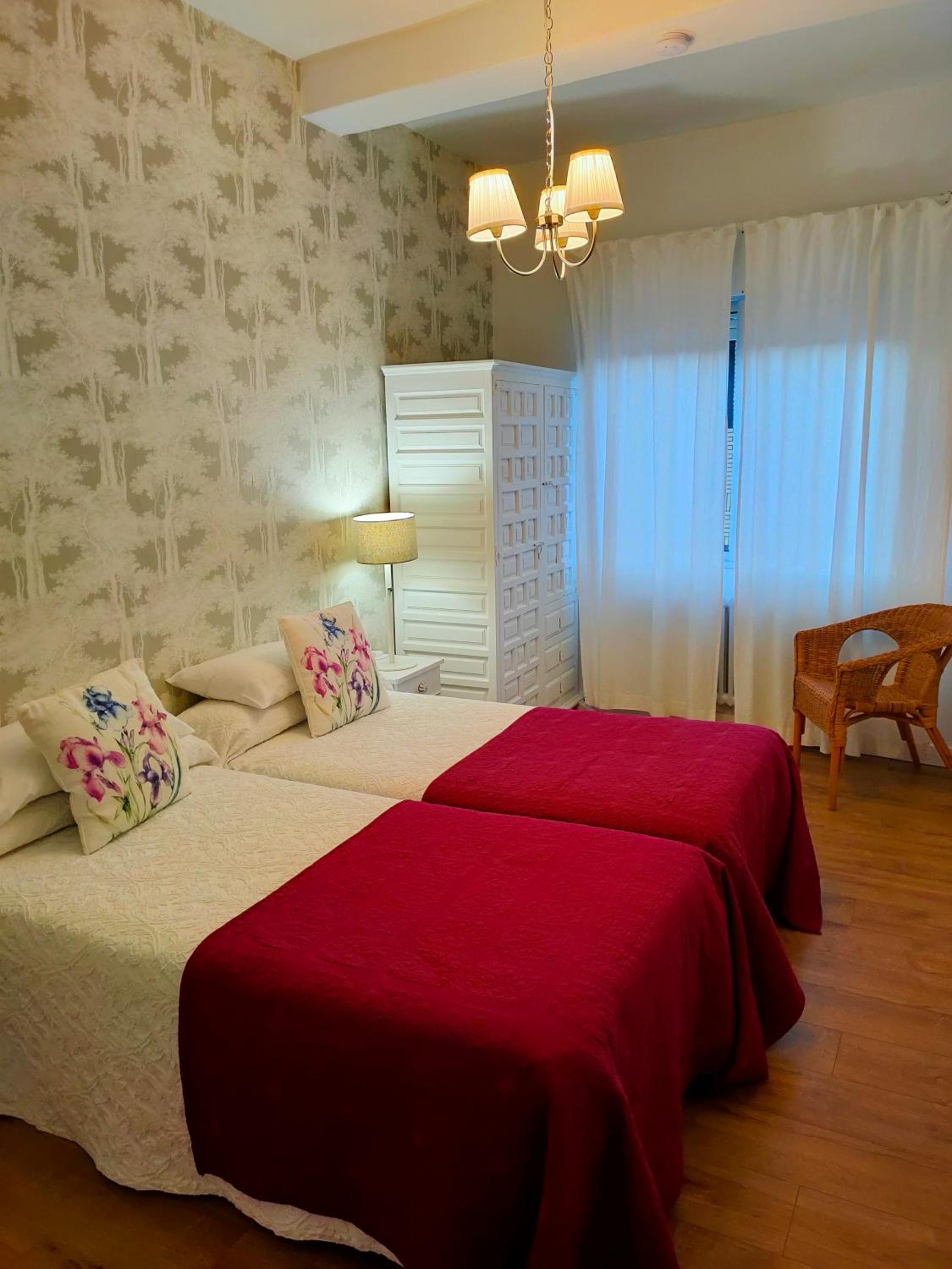 Twin Room with Bathroom - Photo 7