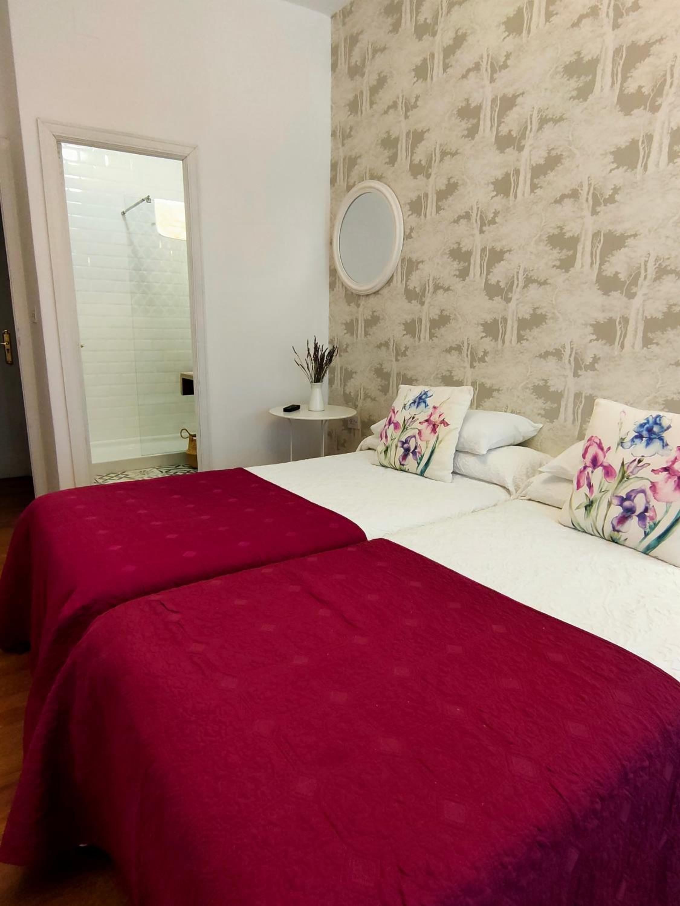 Twin Room with Bathroom - Photo 5