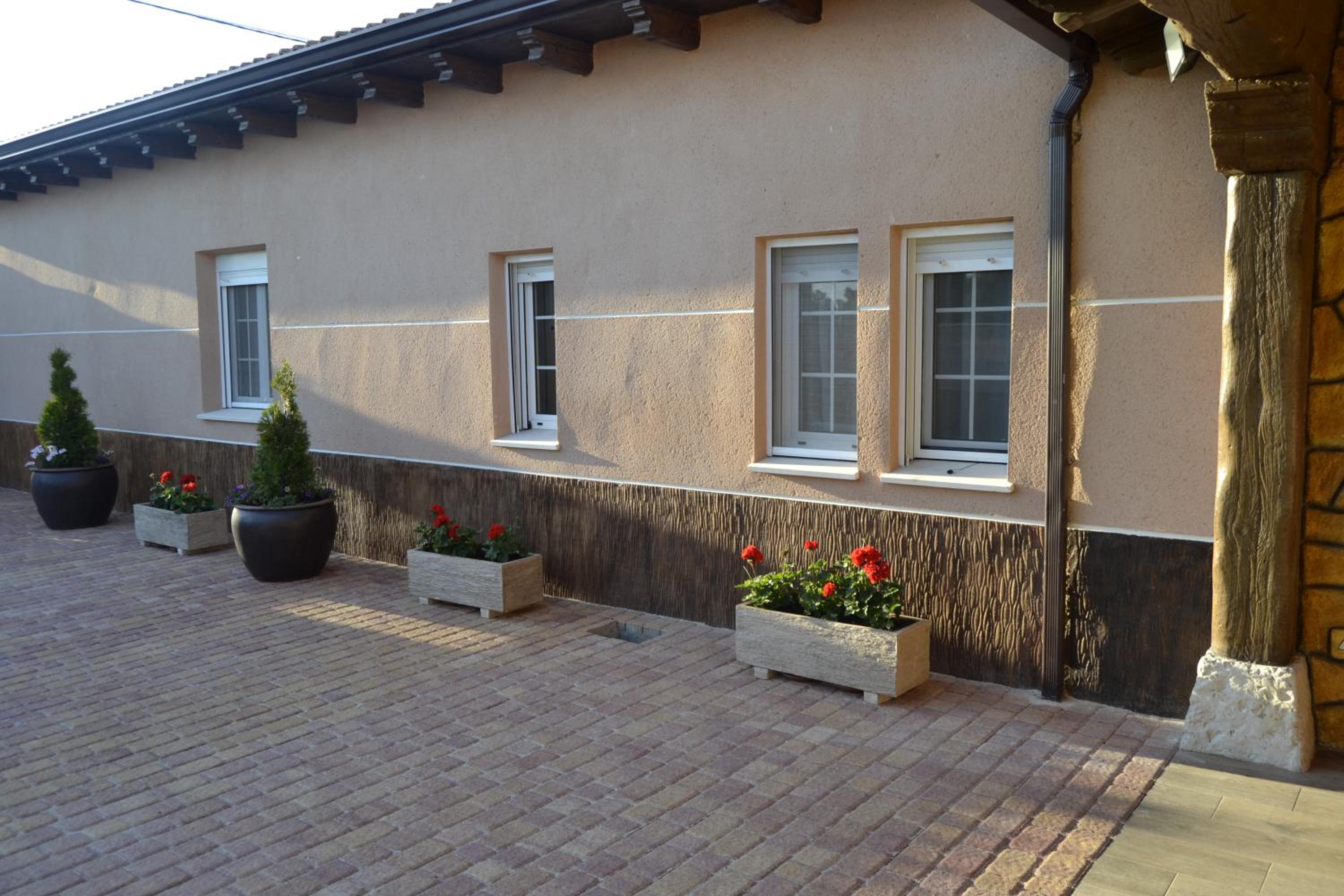 Five-Bedroom House photo 2