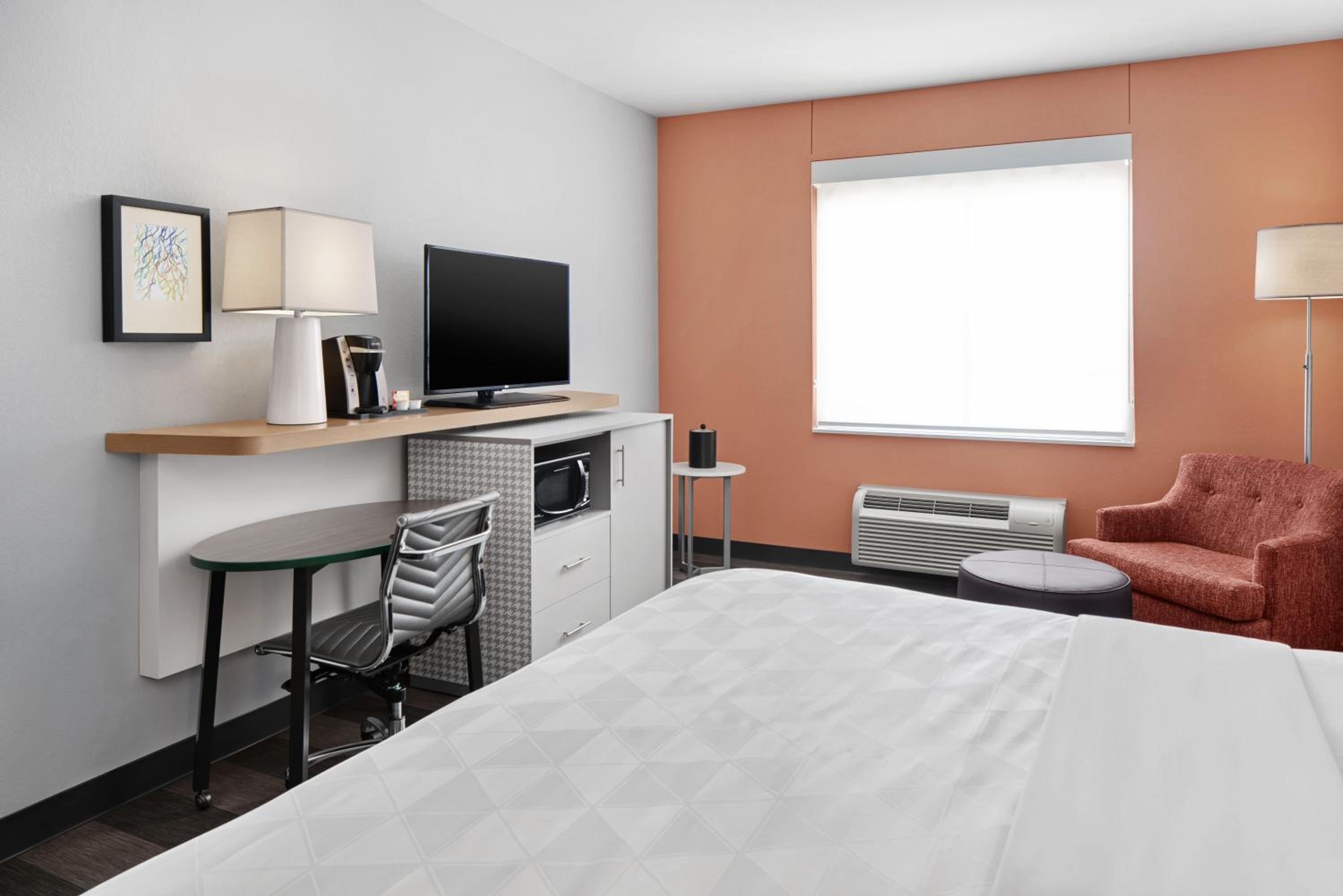Standard Room with Two Queen Beds - Photo 3