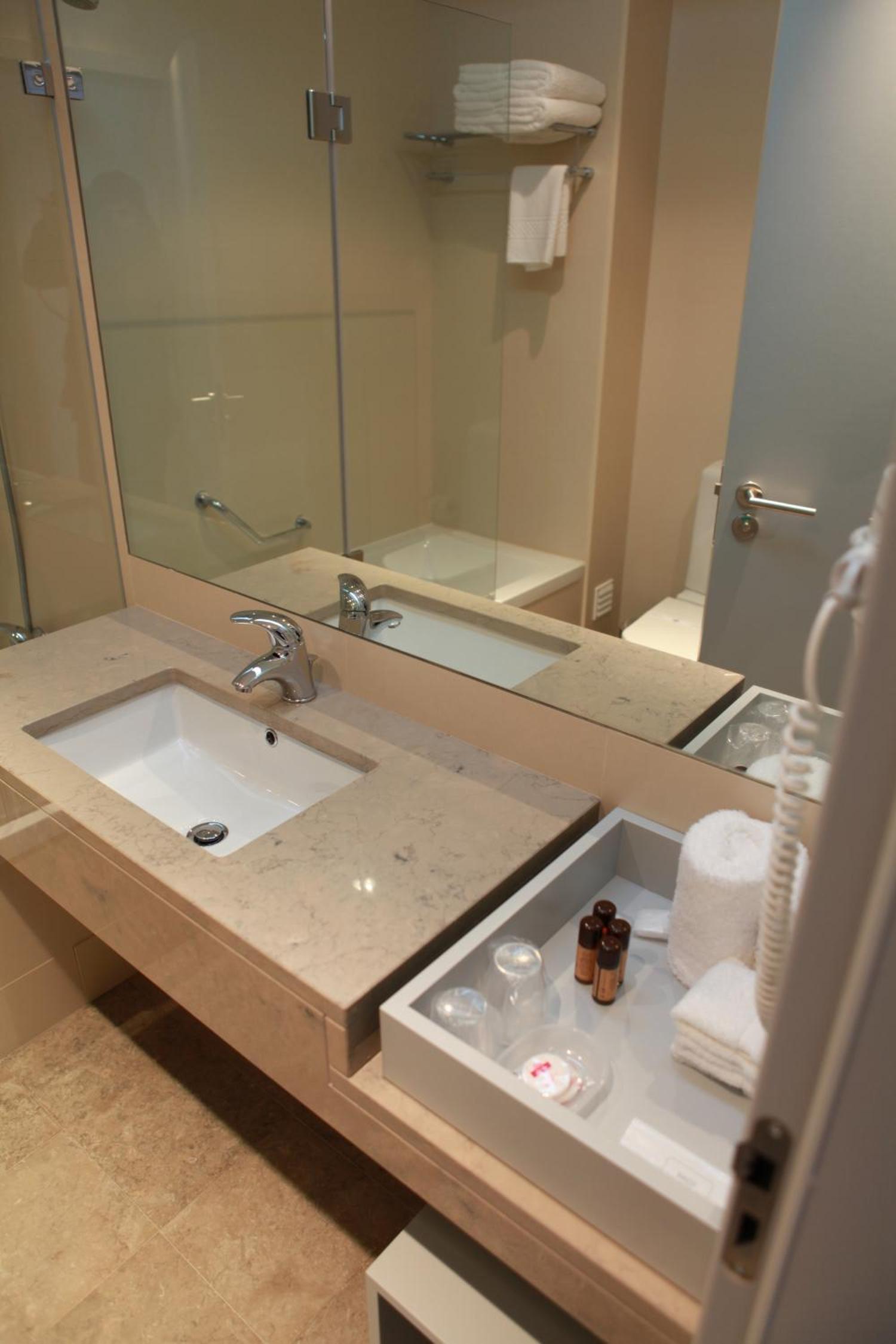 Double or Twin Room - Photo 8