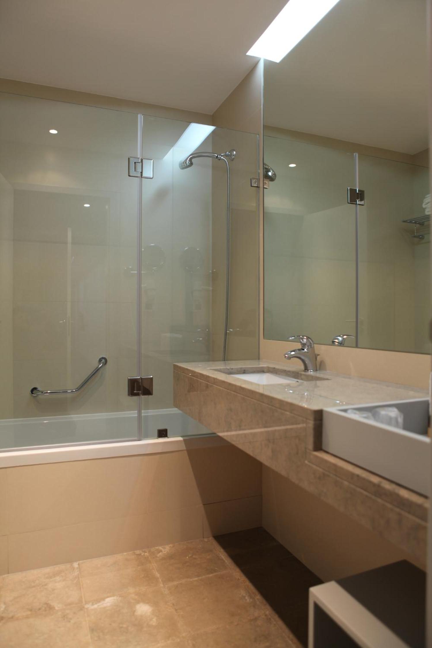 Double or Twin Room - Photo 9