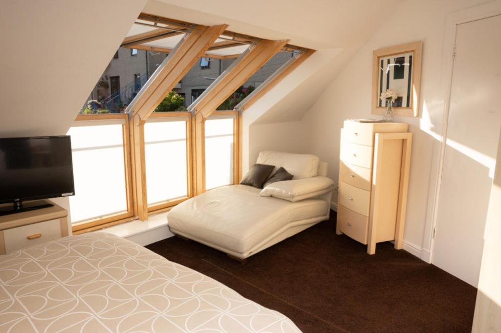 Standard Family Room - Photo 3