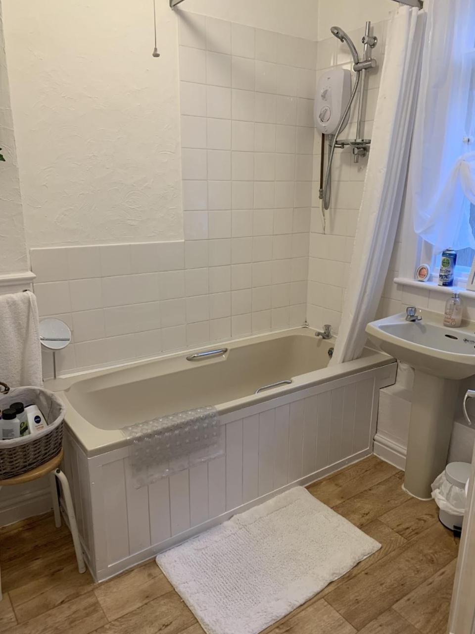 Standard Double Room - Photo 11