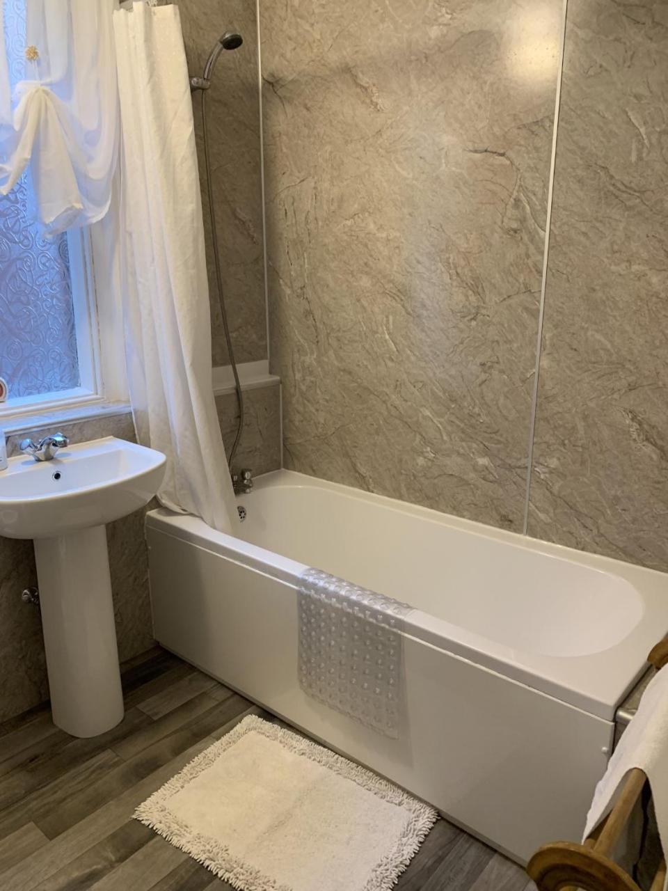 Standard Double Room - Photo 12