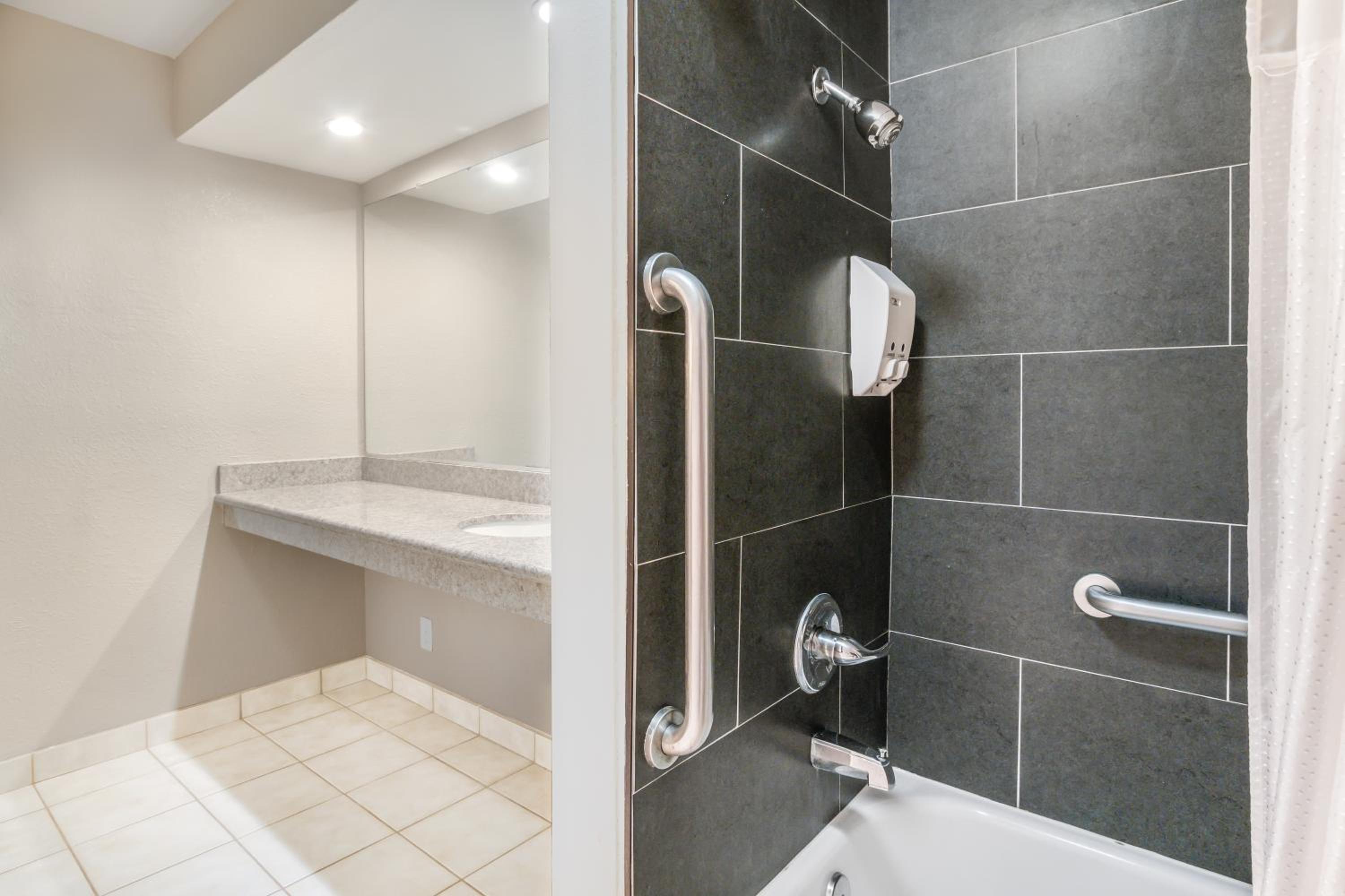 King Room - Disability Access - Photo 4