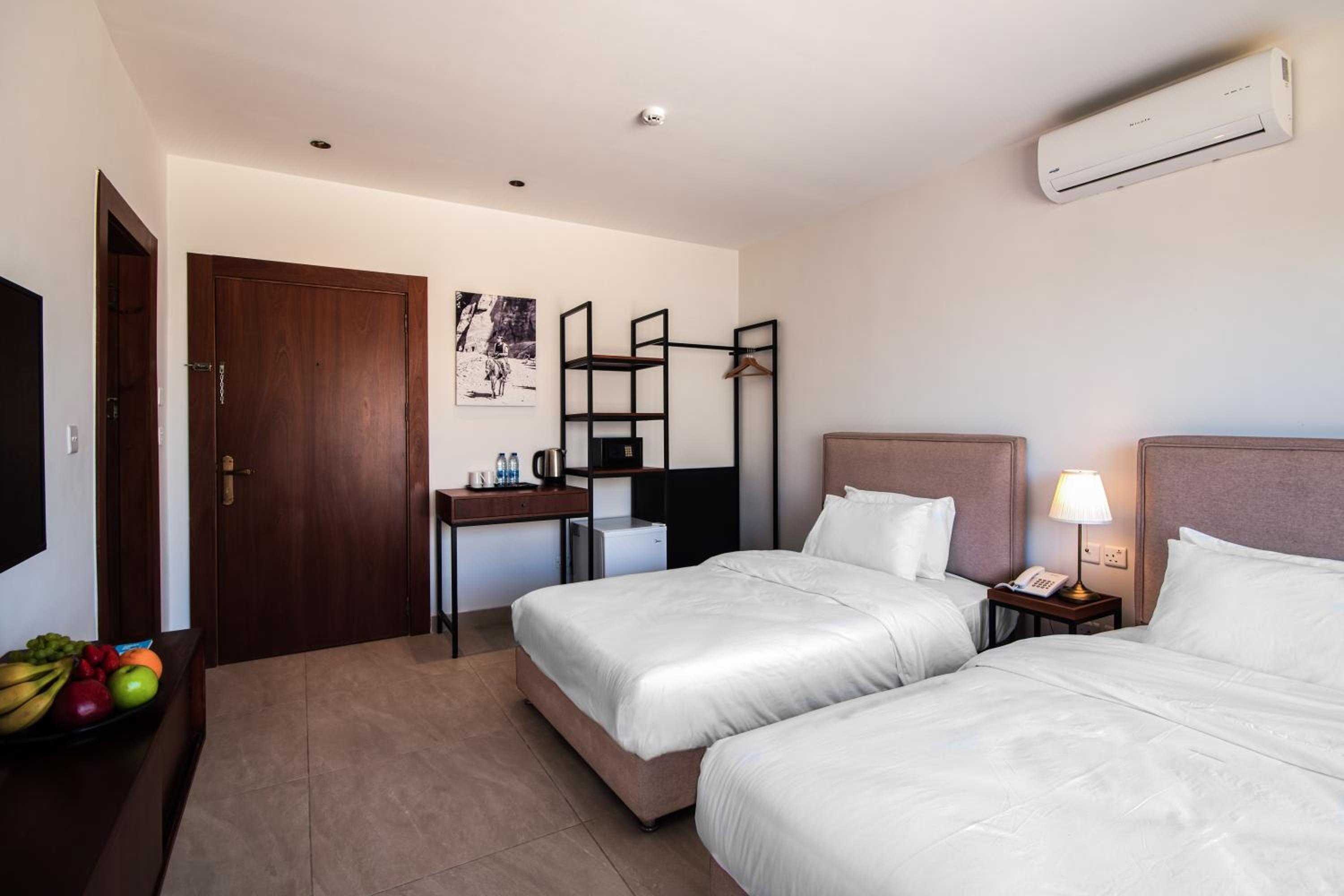 Deluxe Twin Room photo 2