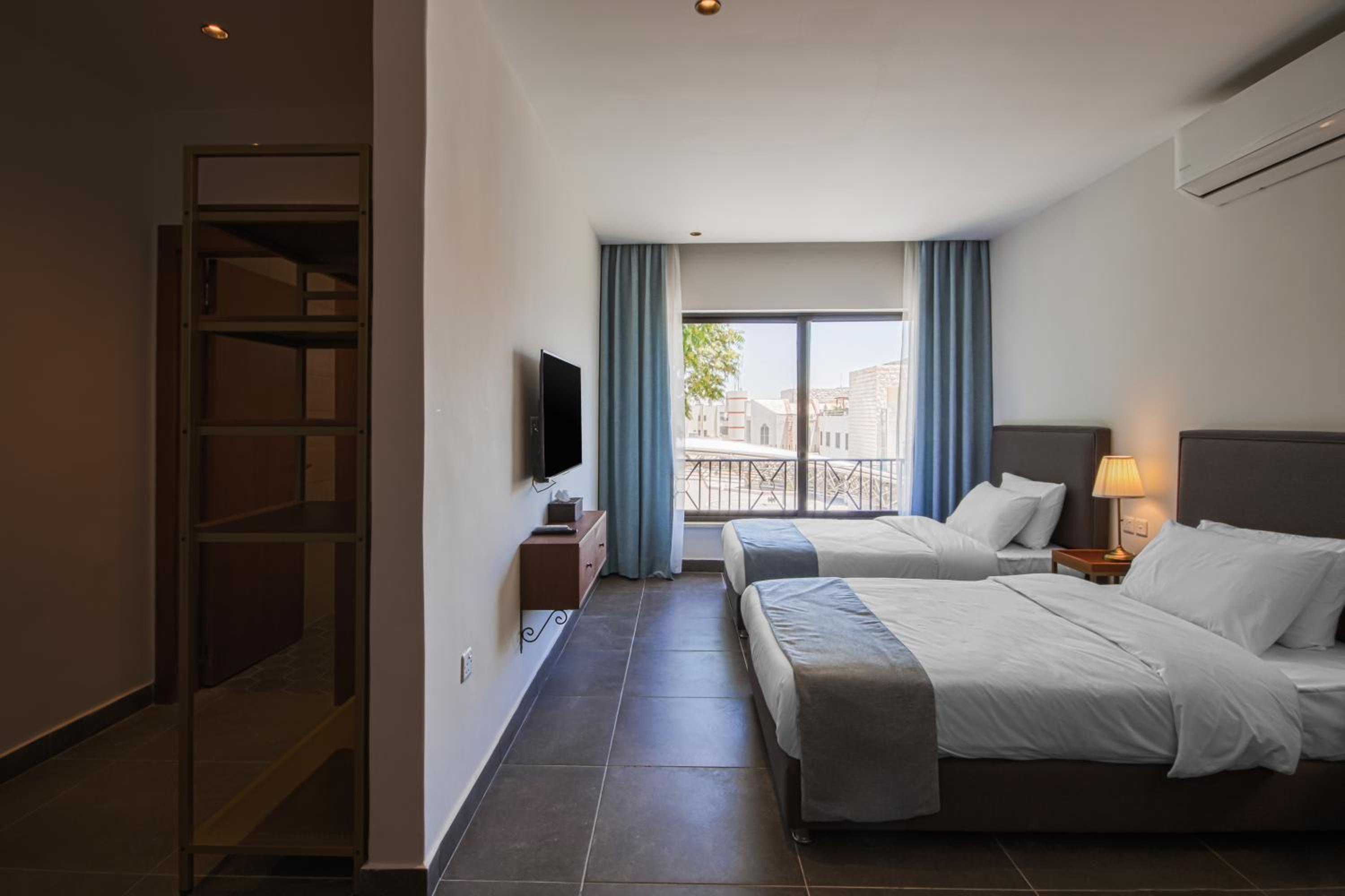 Deluxe Junior Suite photo 2