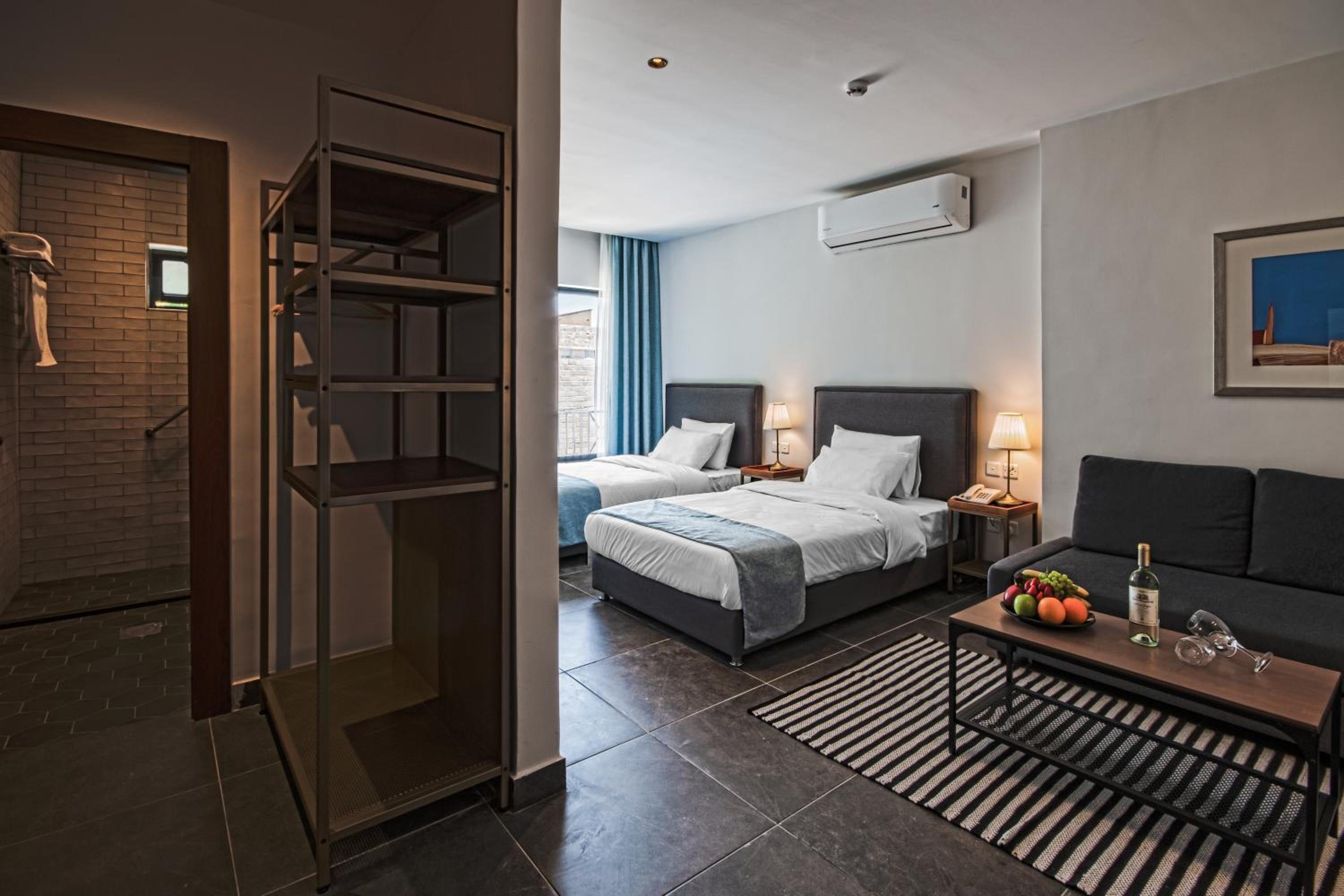 Deluxe Junior Suite photo 3
