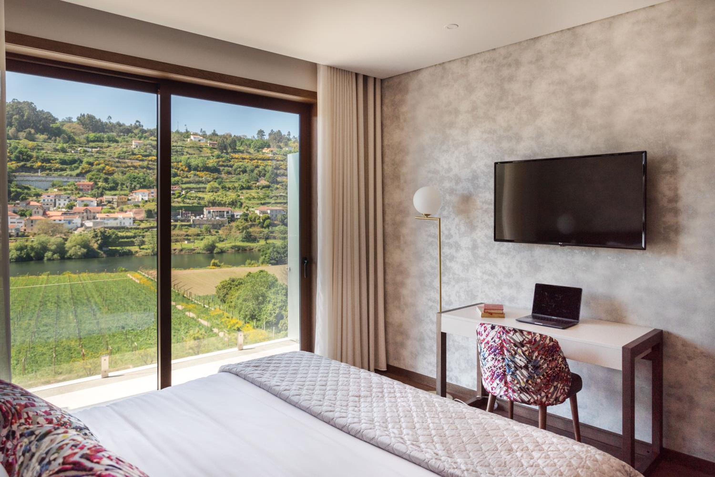 Deluxe Double Room with Balcony - Photo 8