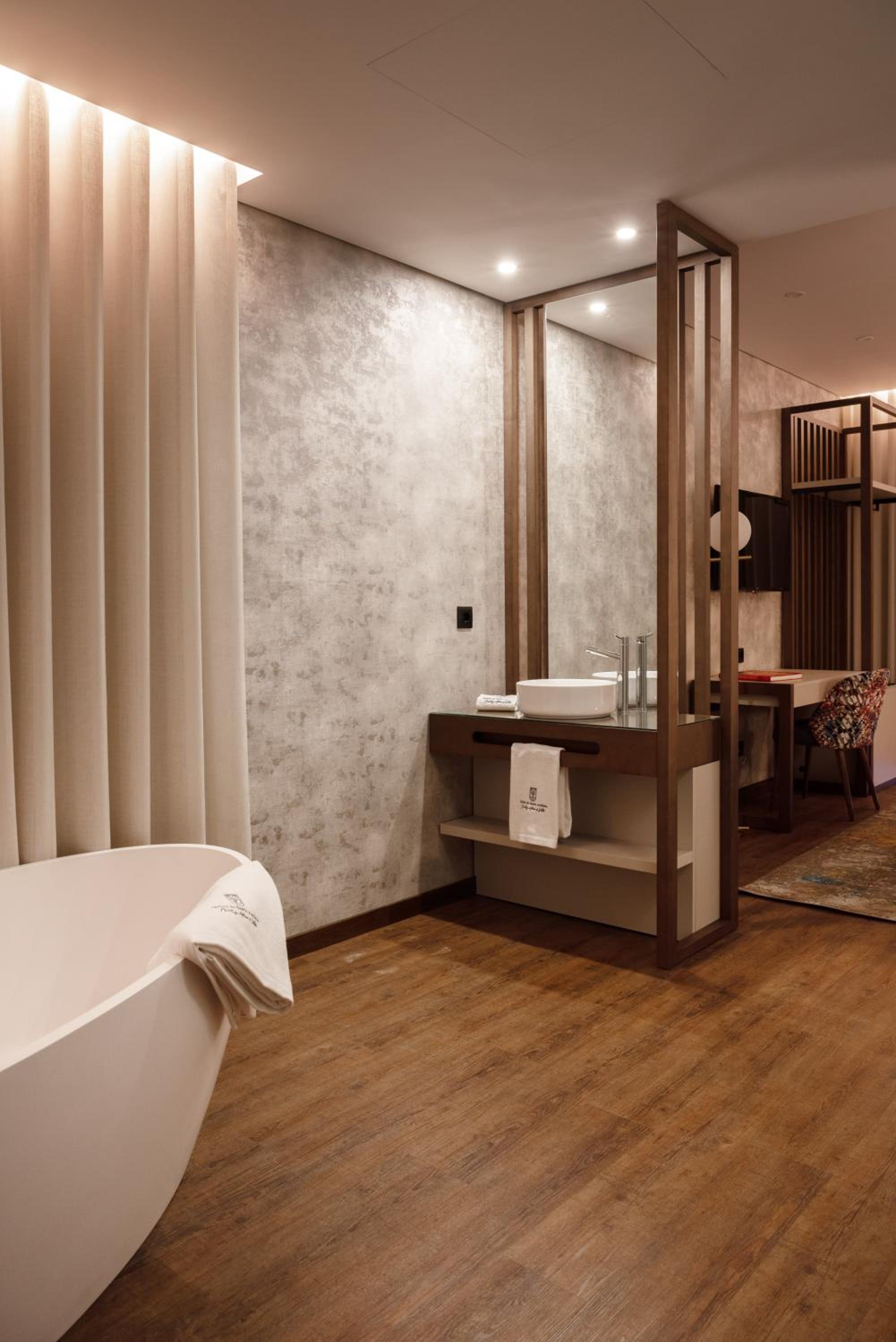 Deluxe Double Room with Bath - Photo 3