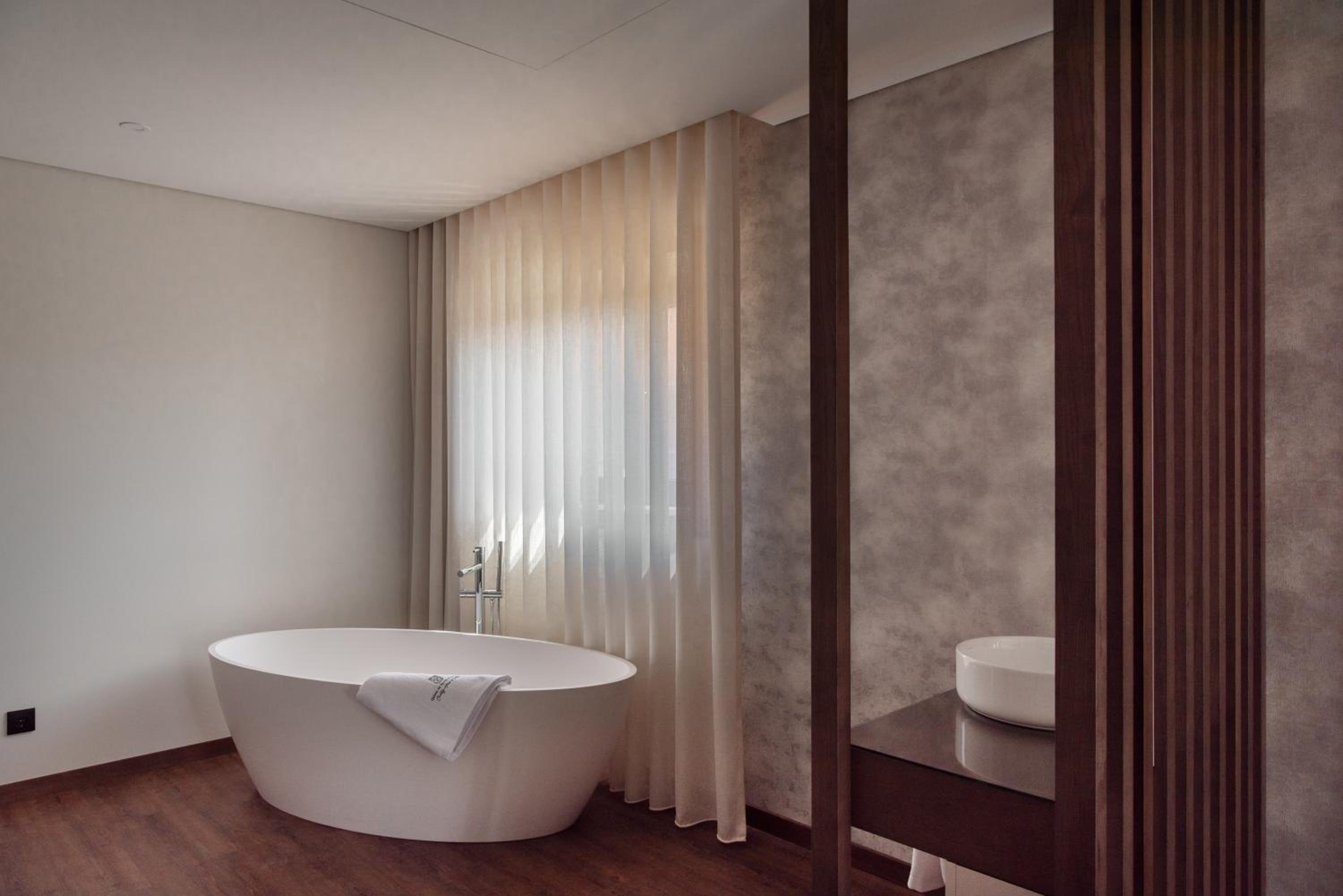 Deluxe Double Room with Bath - Photo 2