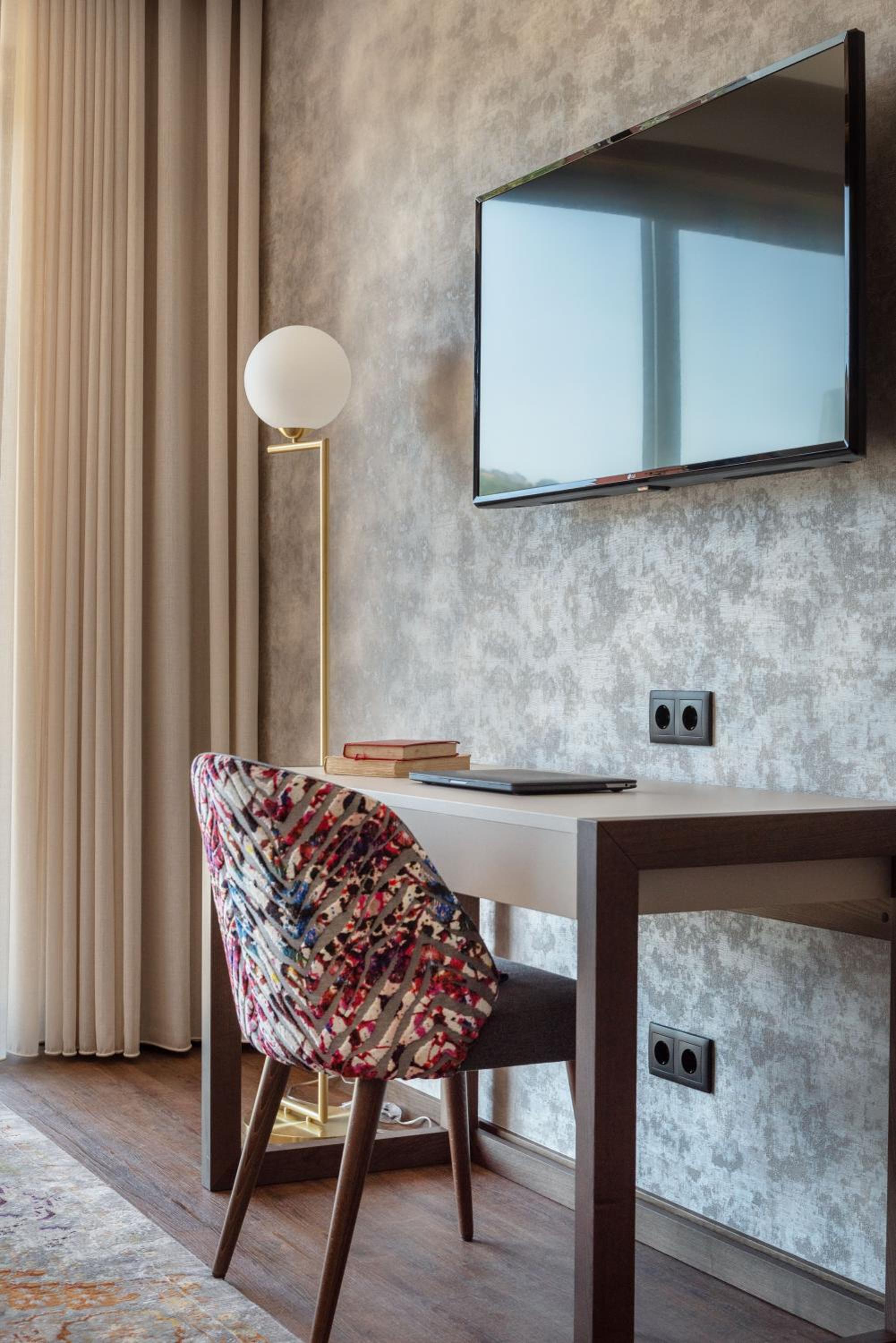 Deluxe Double Room with Balcony - Photo 6