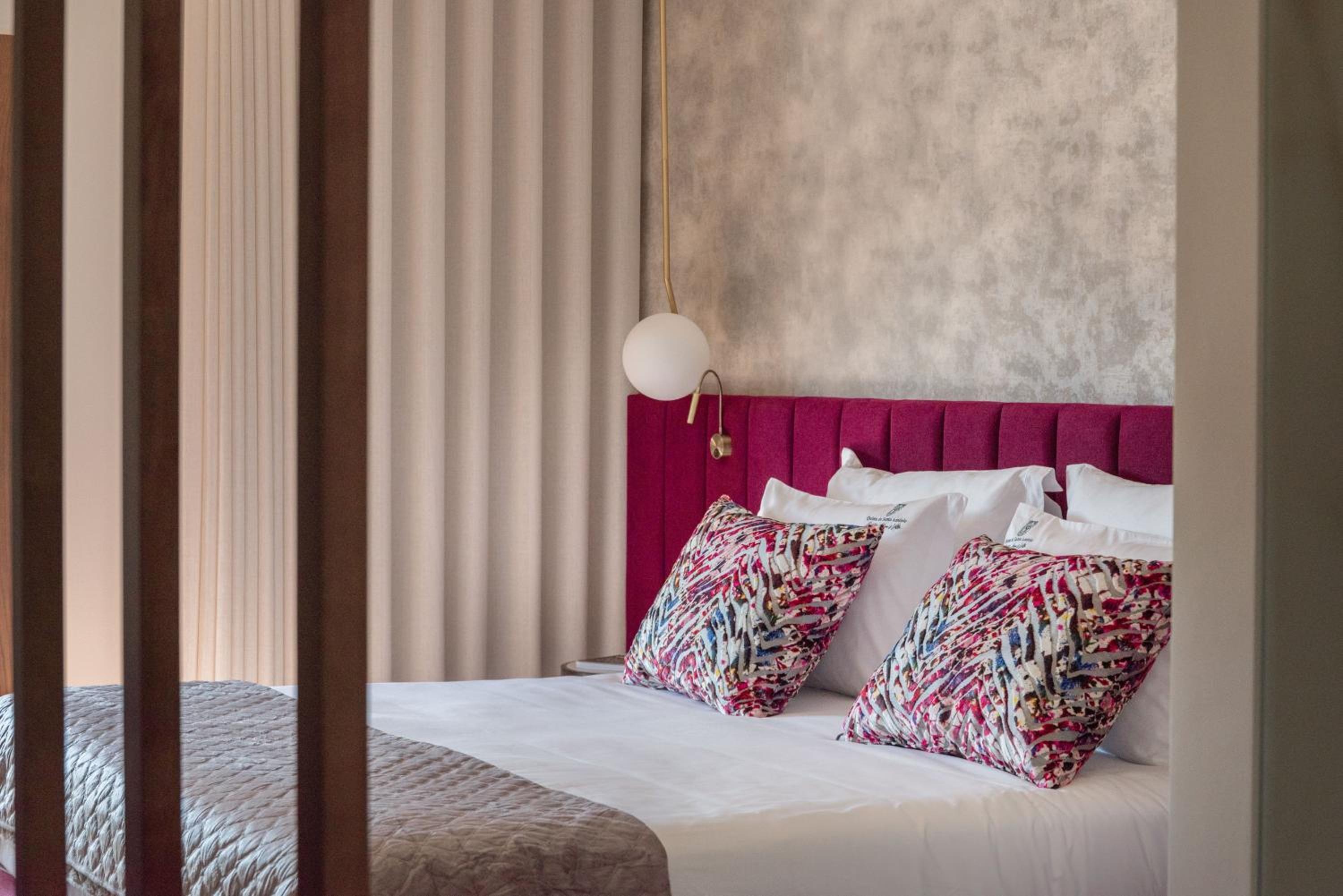 Deluxe Double Room with Bath - Photo 5