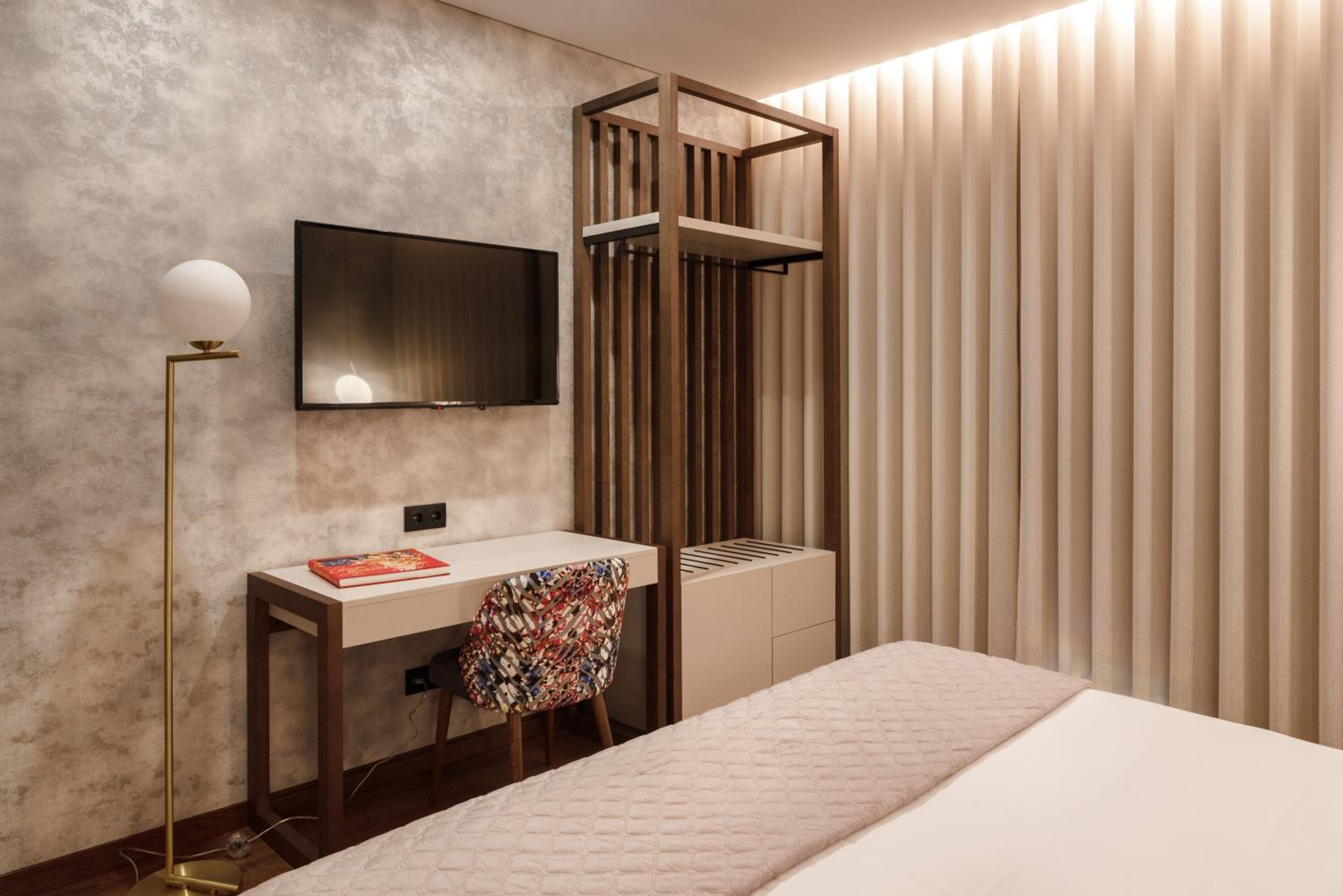Deluxe Double Room with Bath - Photo 6