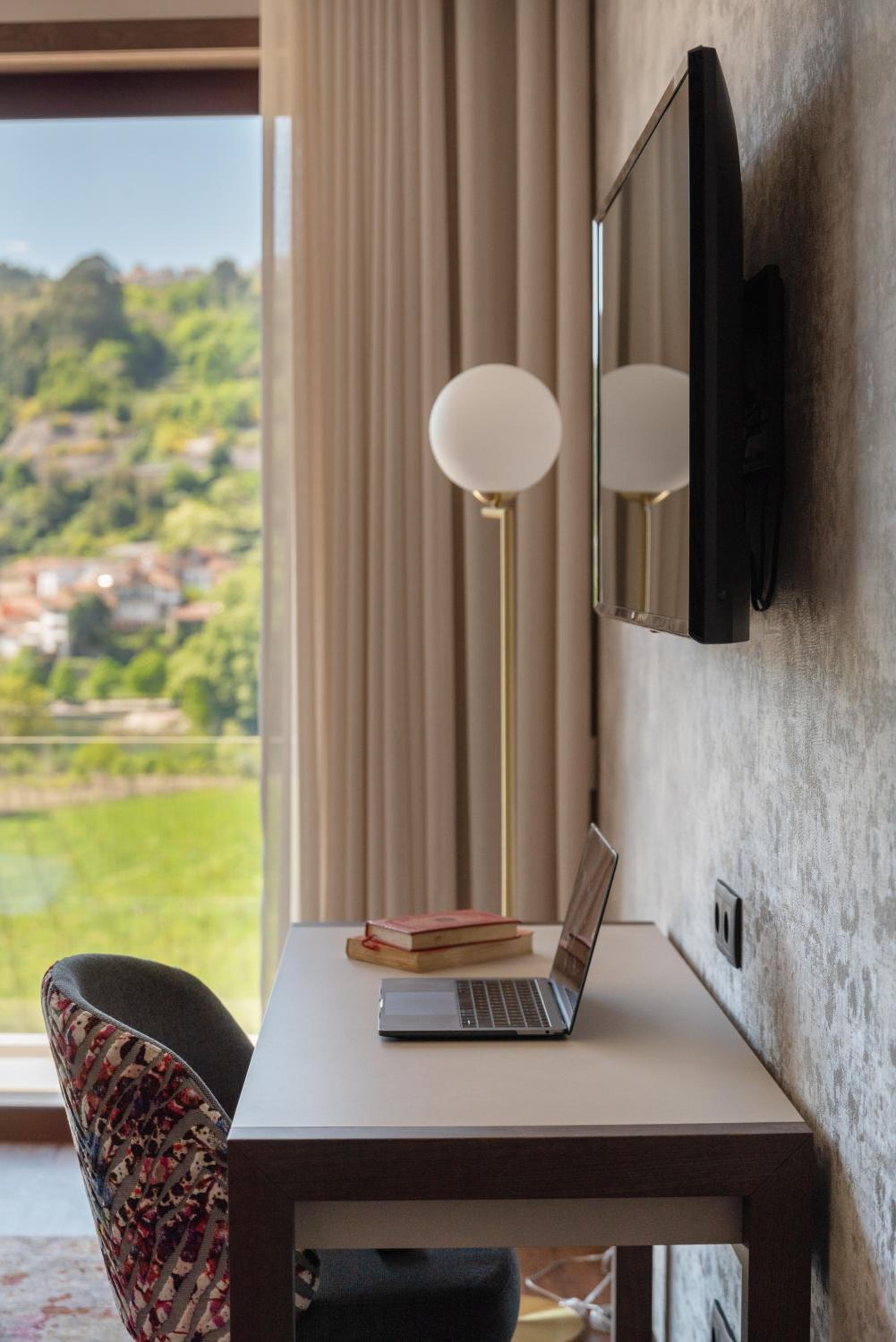 Deluxe Double Room with Balcony - Photo 5