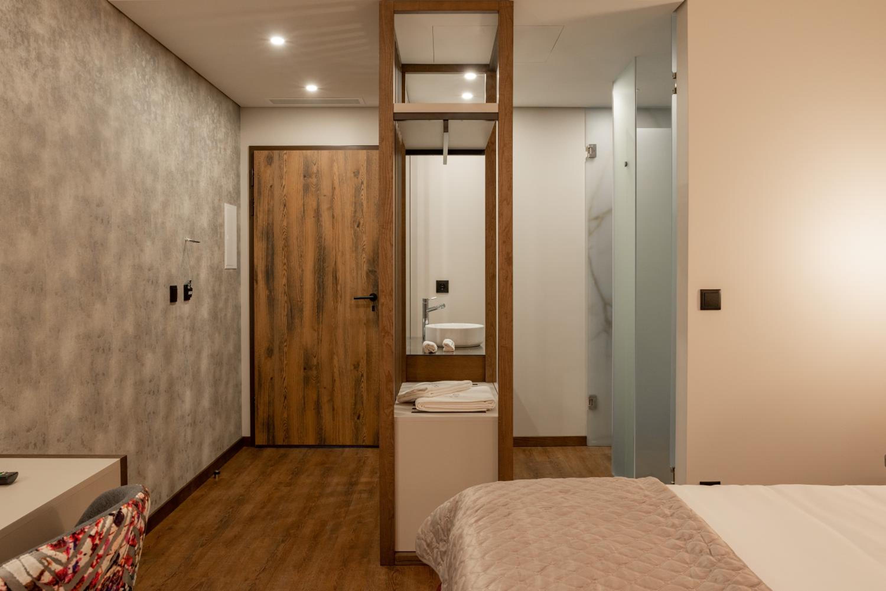 Deluxe Double Room with Balcony - Photo 4
