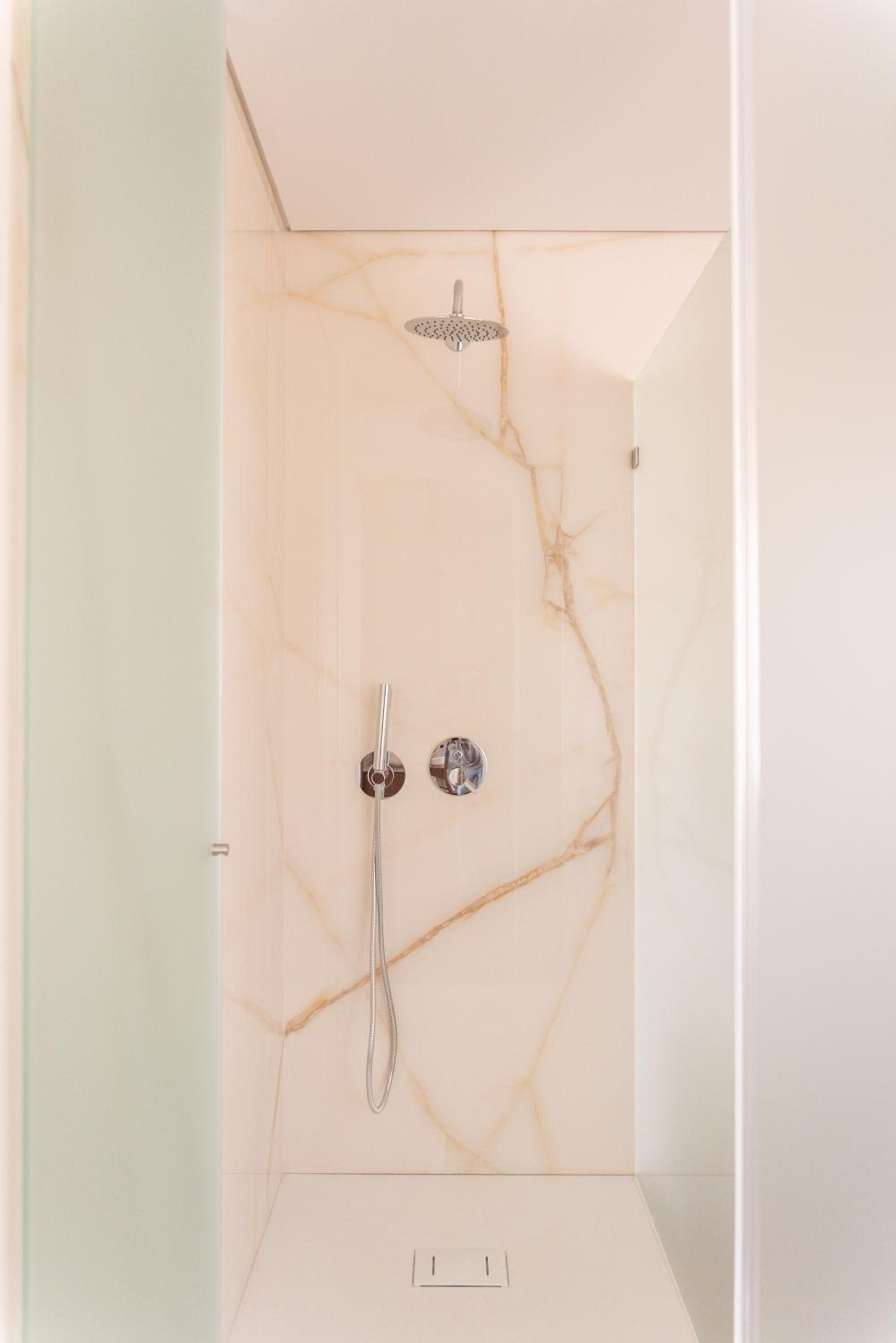 Deluxe Double Room with Bath - Photo 7