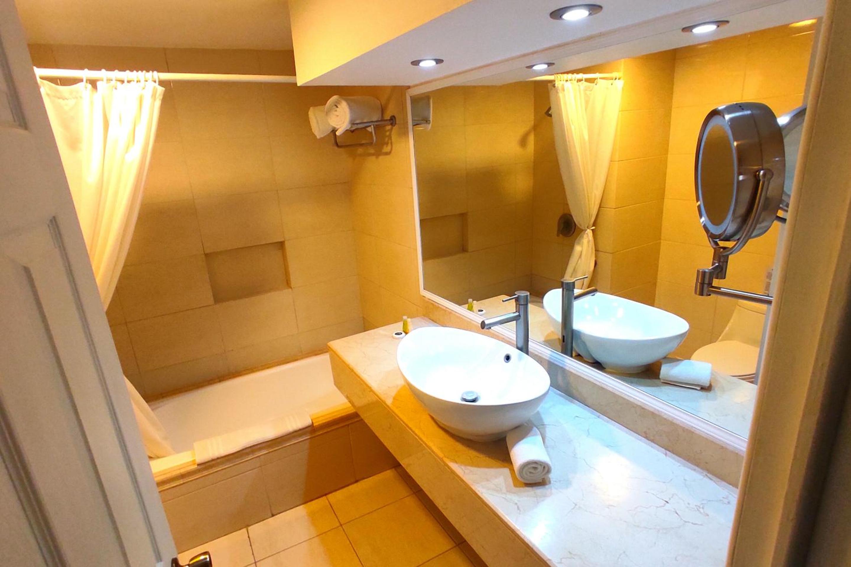 Deluxe Double Room with Two Double Beds - Photo 4