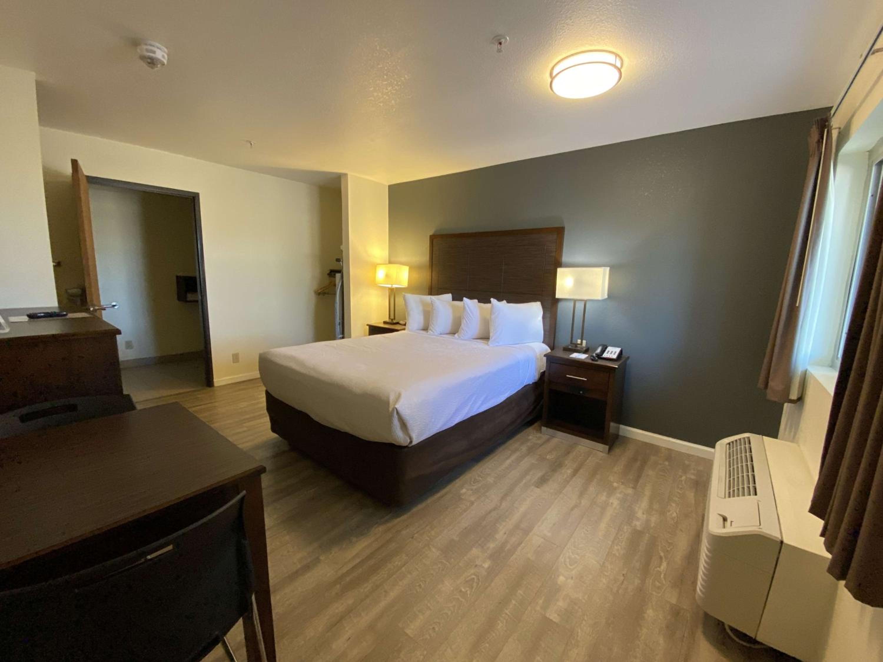 King Room with Bath Tub - Disability Access/Non-Smoking  - Photo 2
