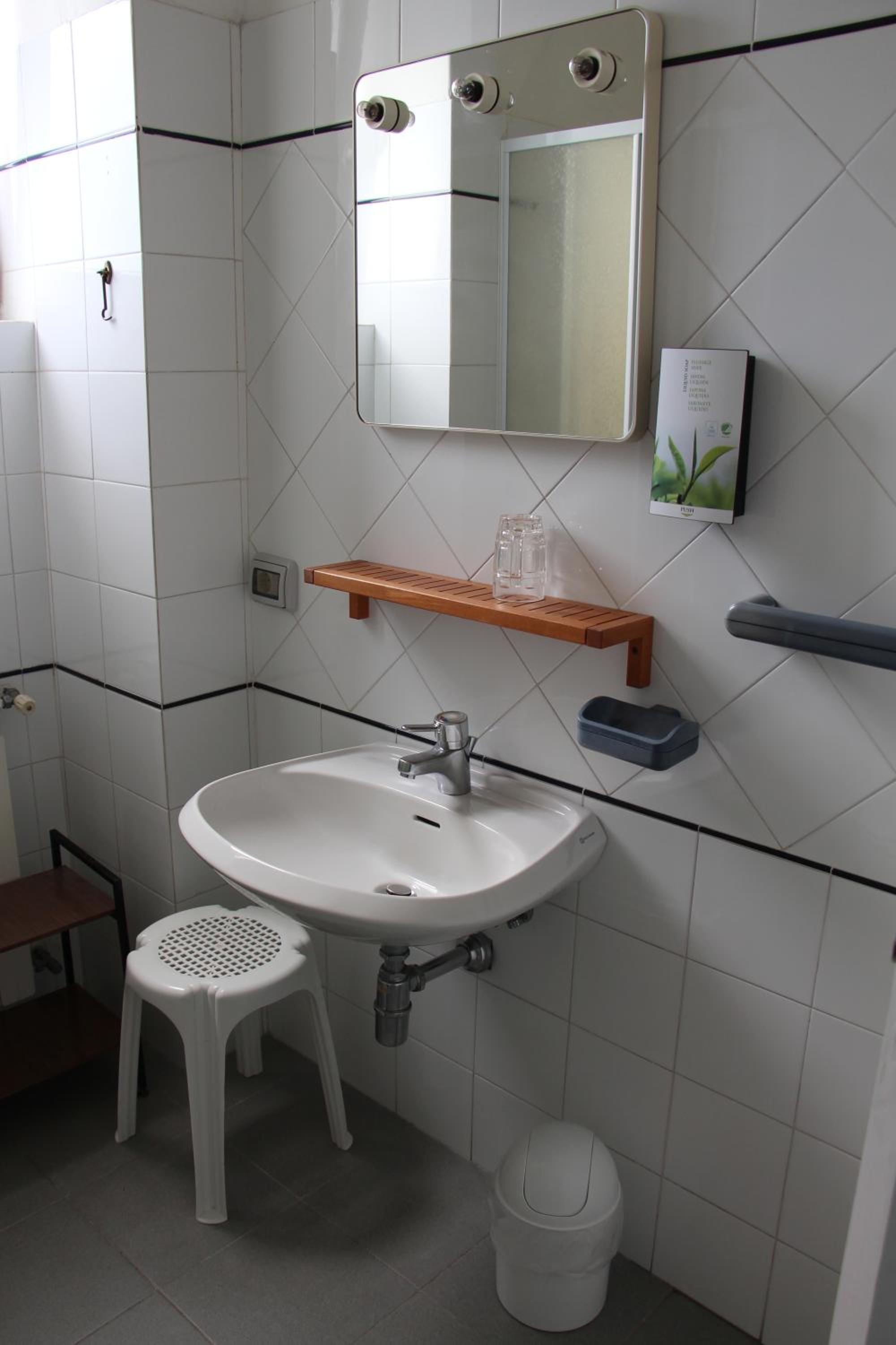 Double or Twin Room with Balcony - Photo 2