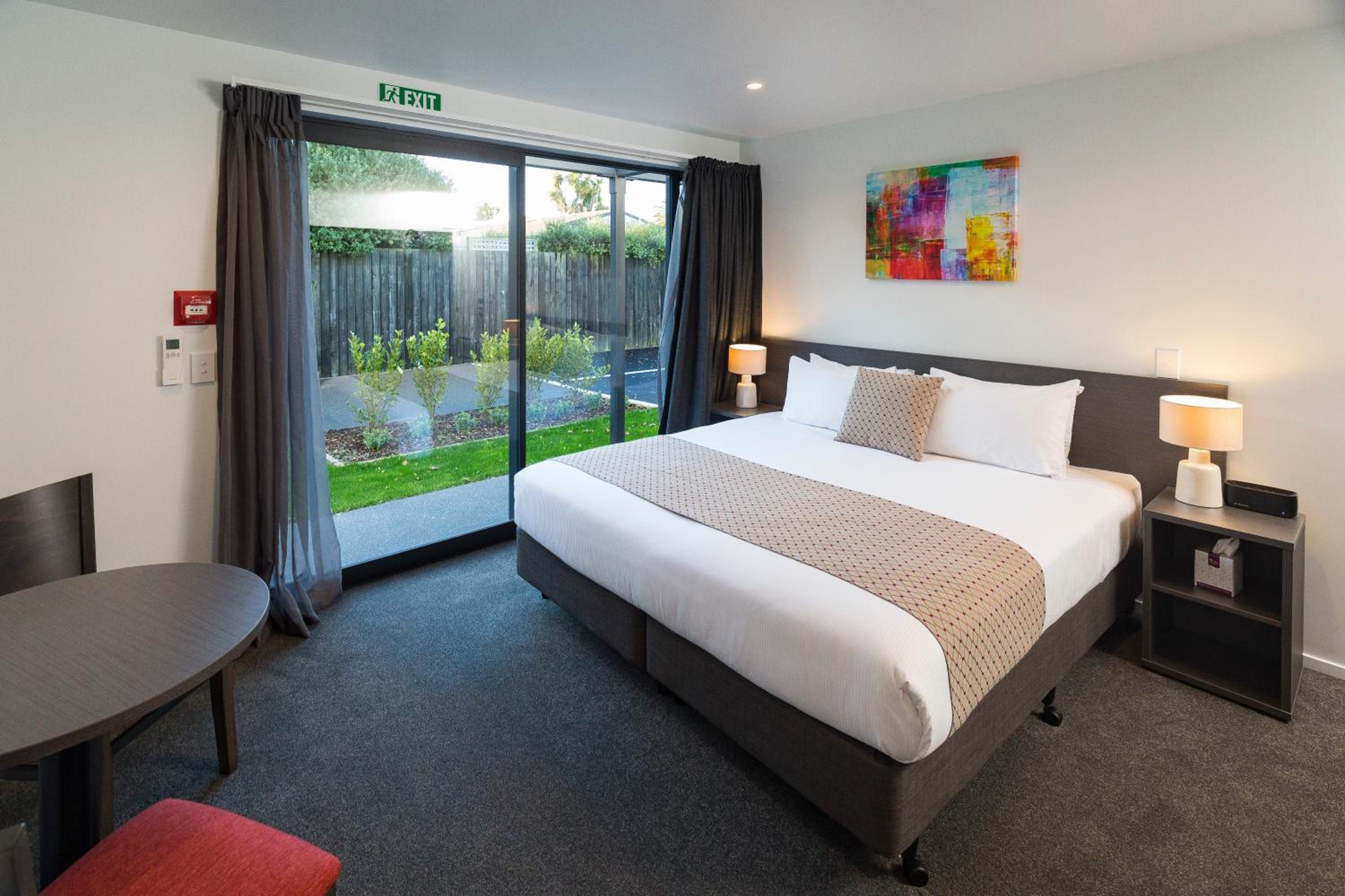 Executive Suite - Photo 15