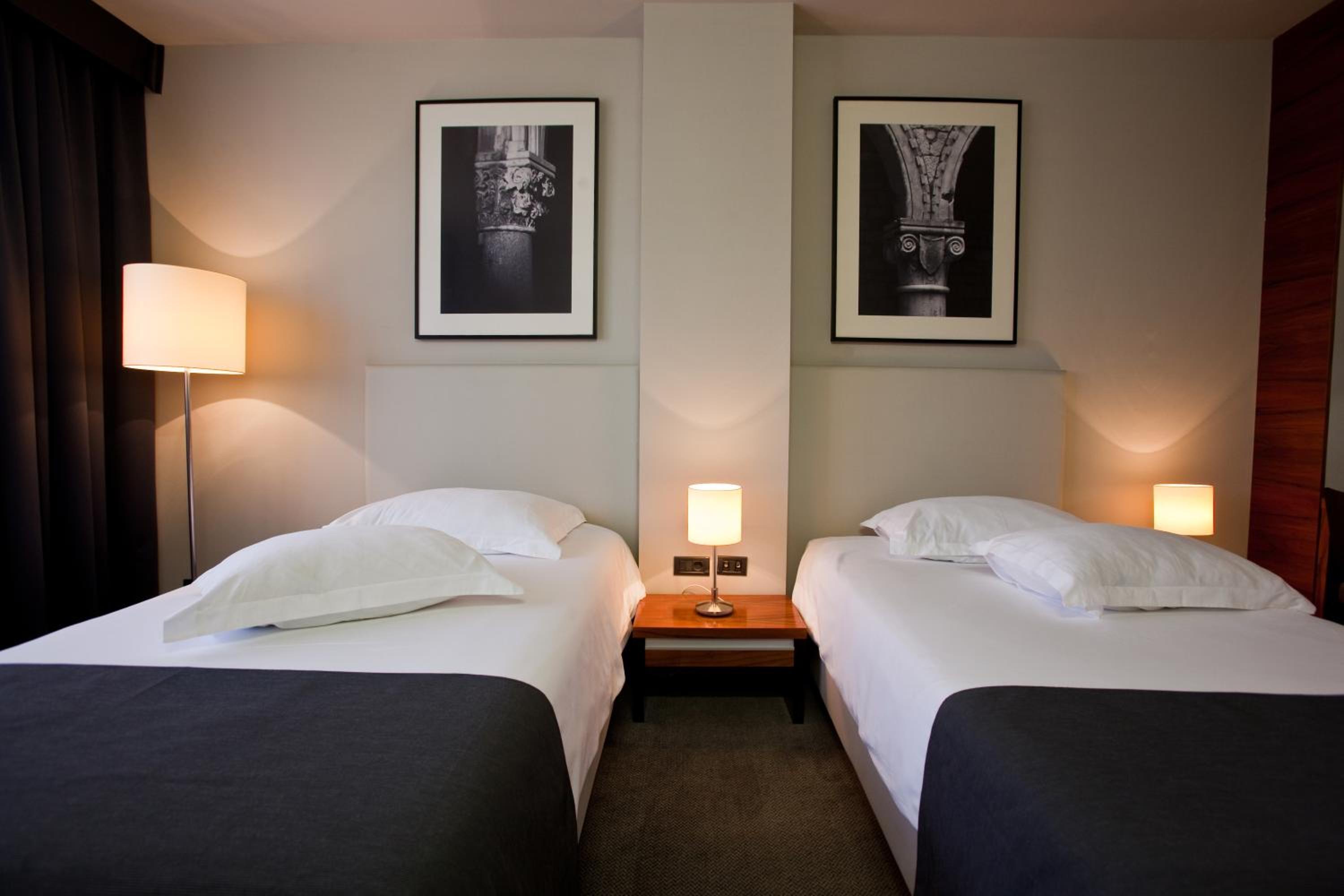 Standard Double or Twin Room thumbnail 6