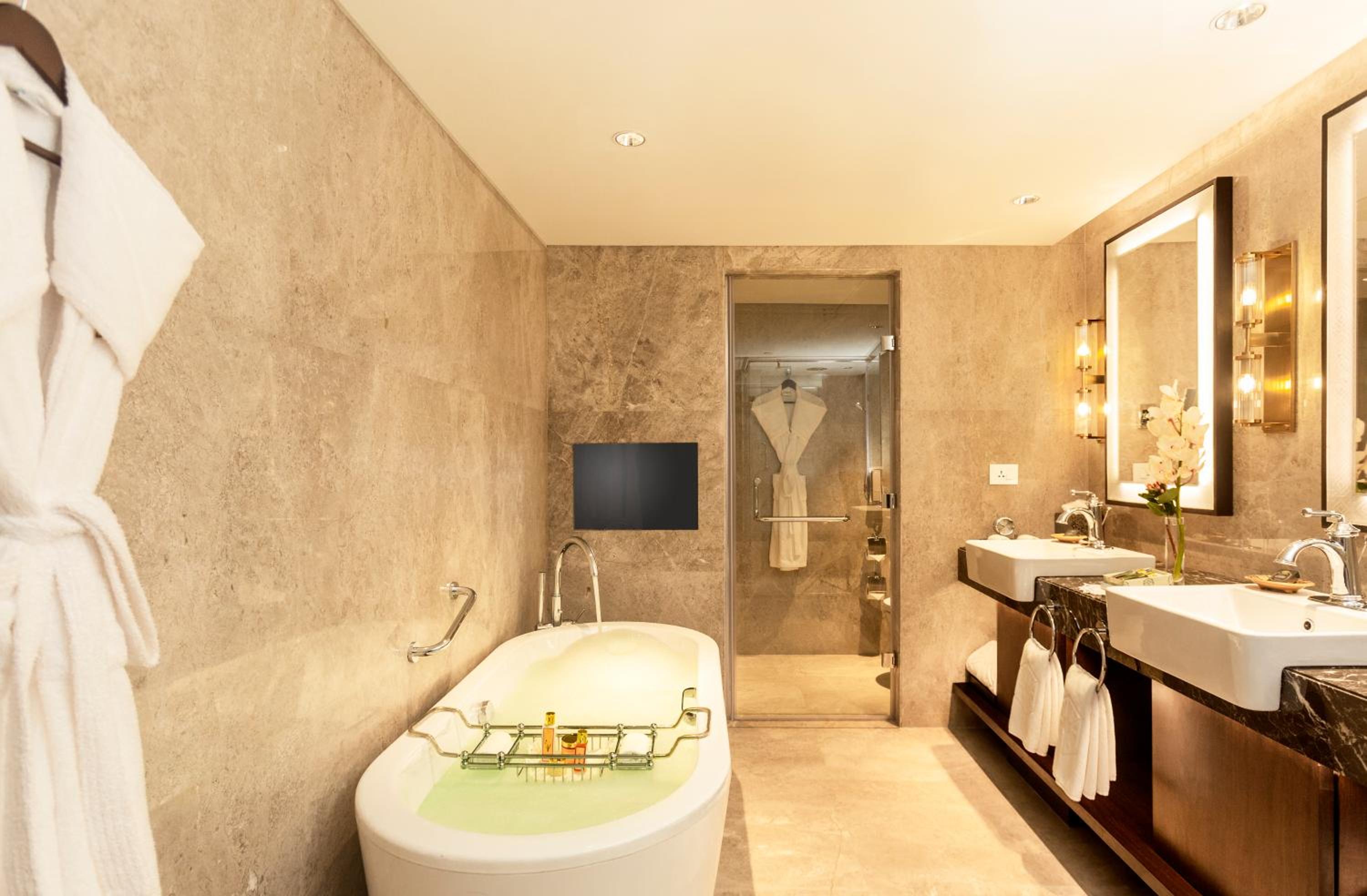 Grande Luxury Suite With Club Access & Airport Pickup  photo 3