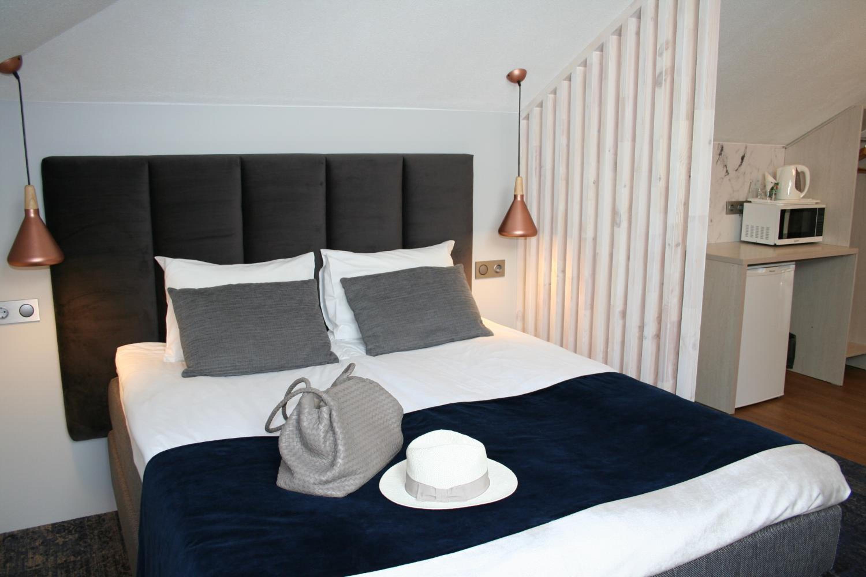 Double Room - Photo 16