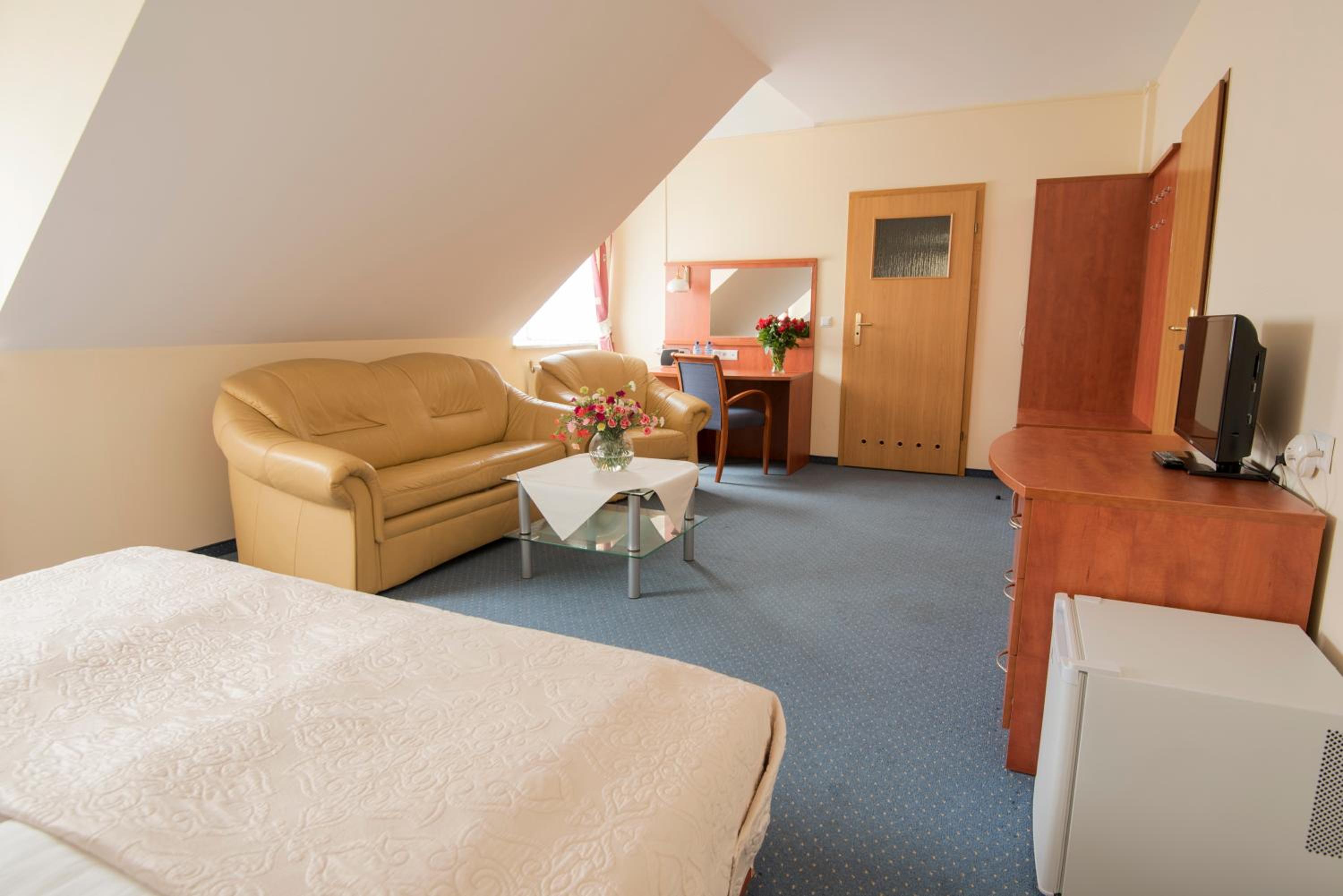 King Room with Spa Bath - Photo 3