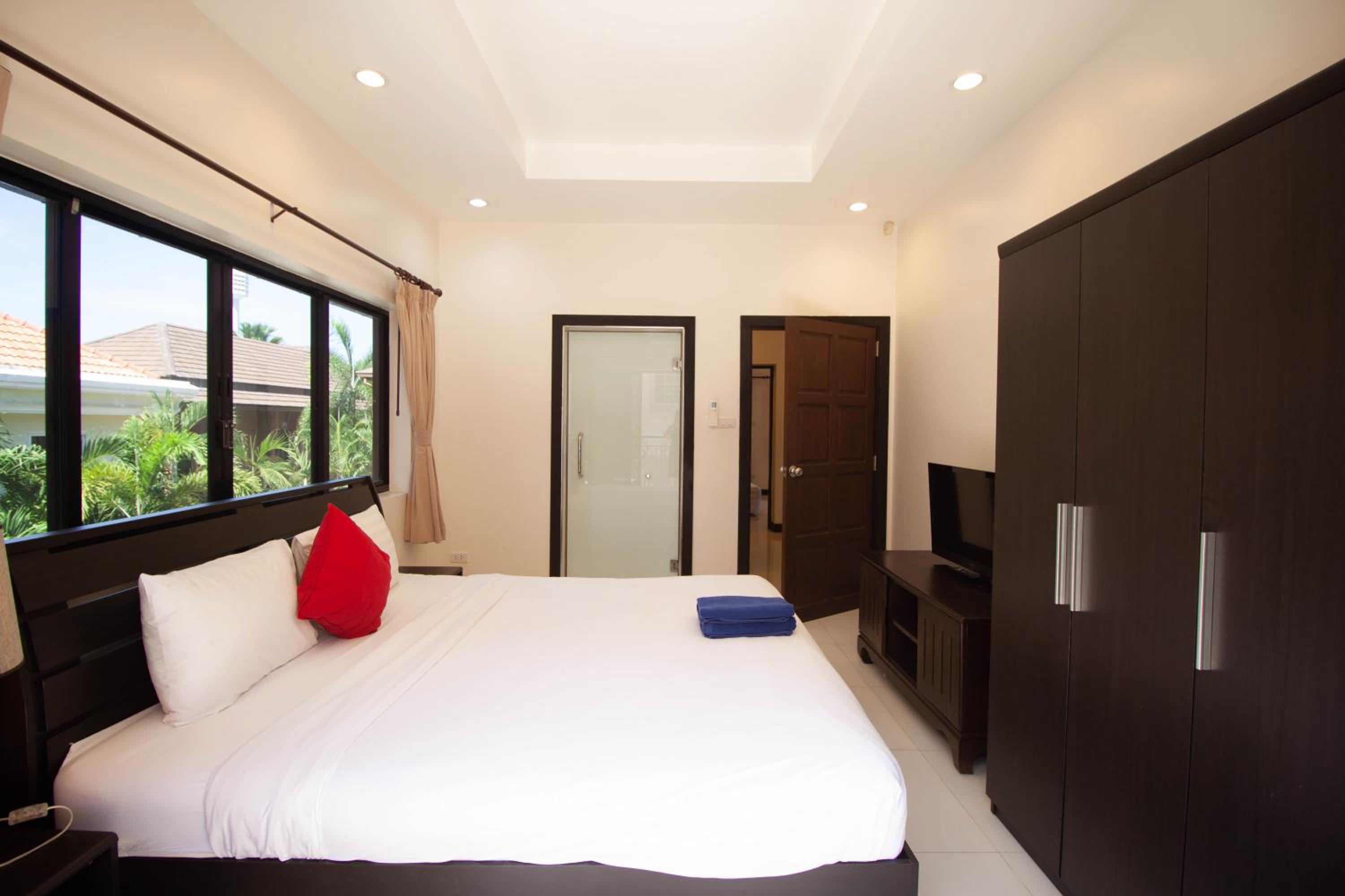 Villa - Photo 1