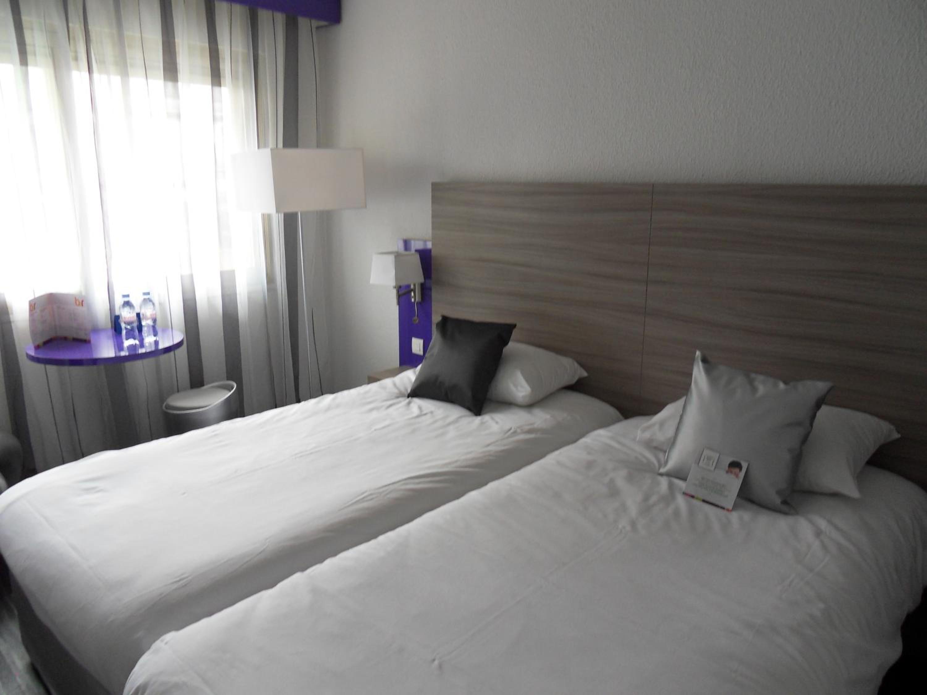 Standard Twin Room - Photo 2