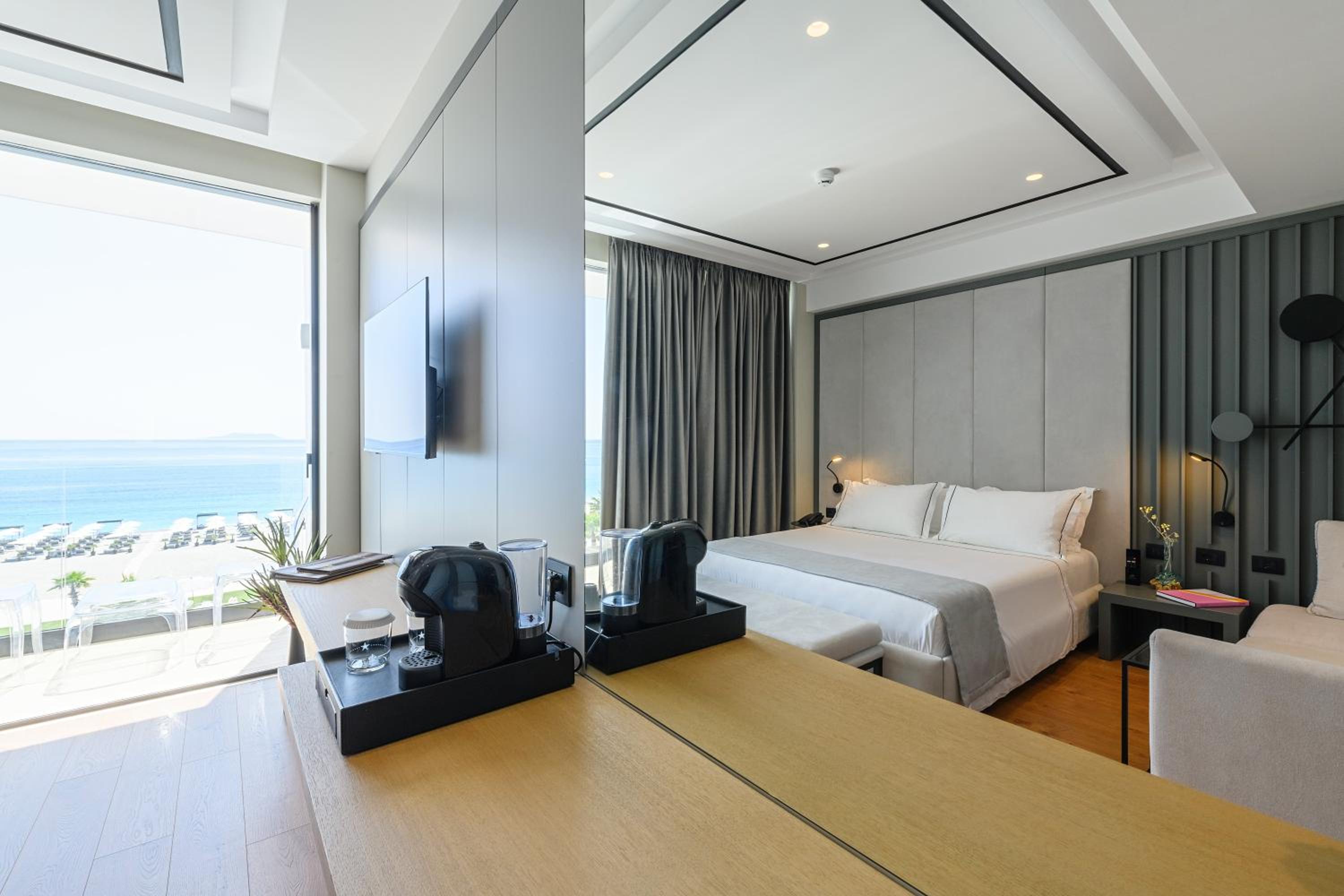Deluxe Double Room with Balcony and Sea View photo 2