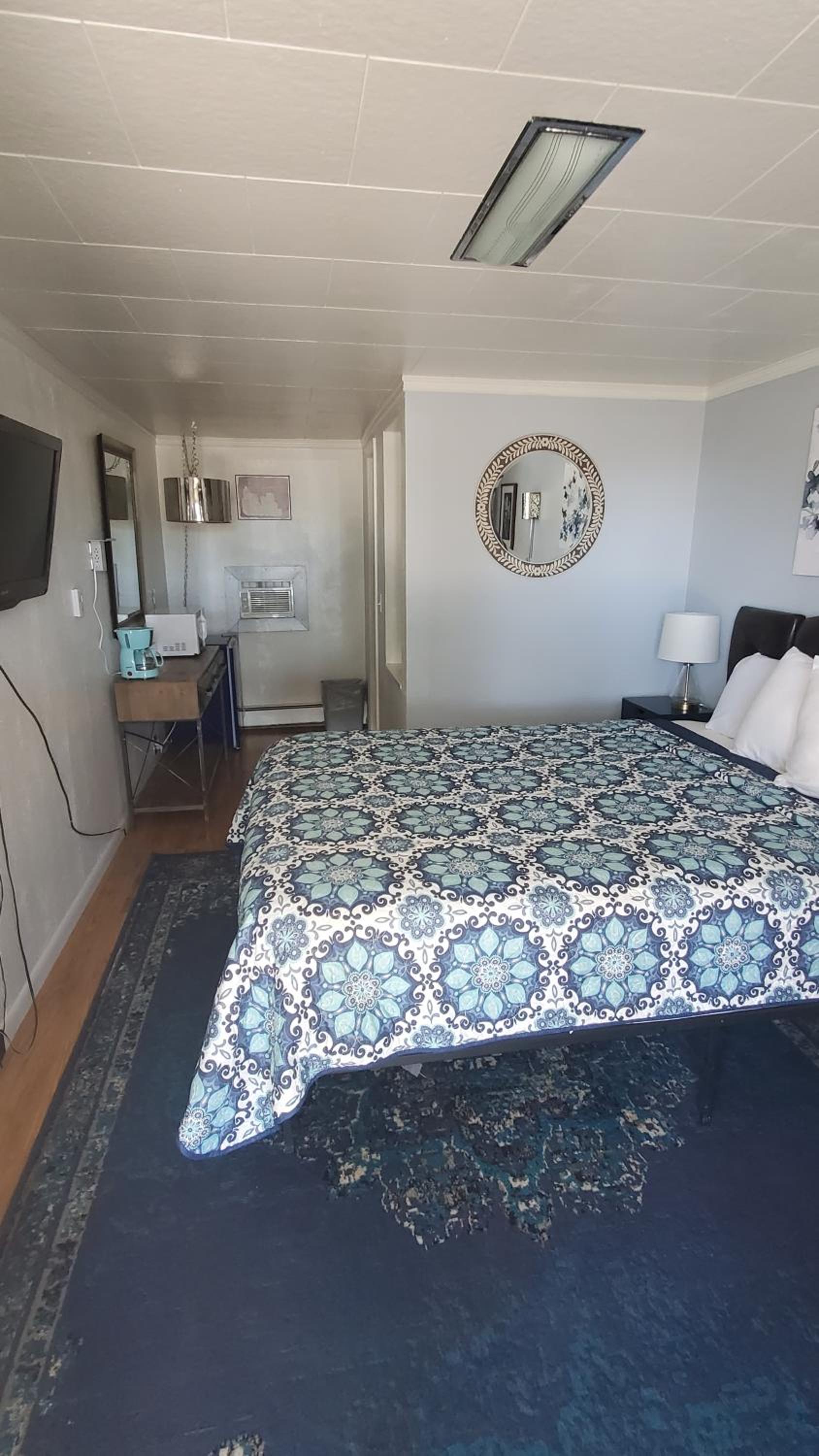 Single Queen Room