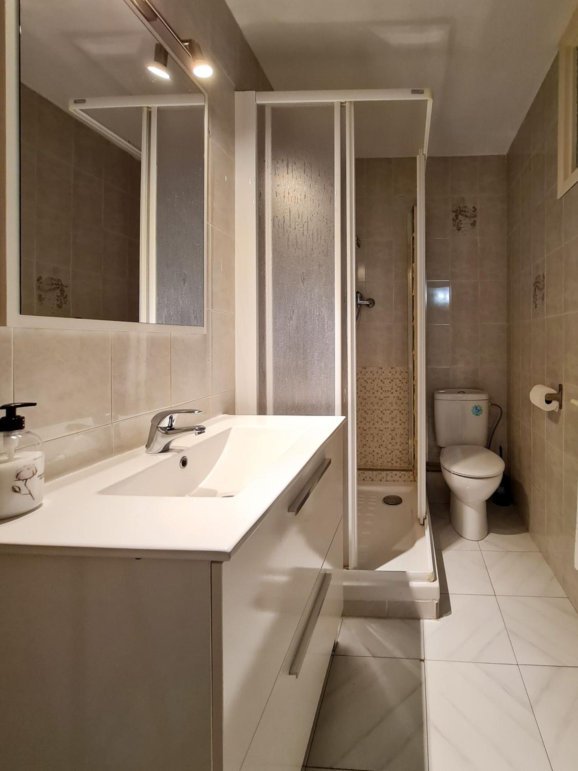 One-Bedroom Apartment - Photo 6