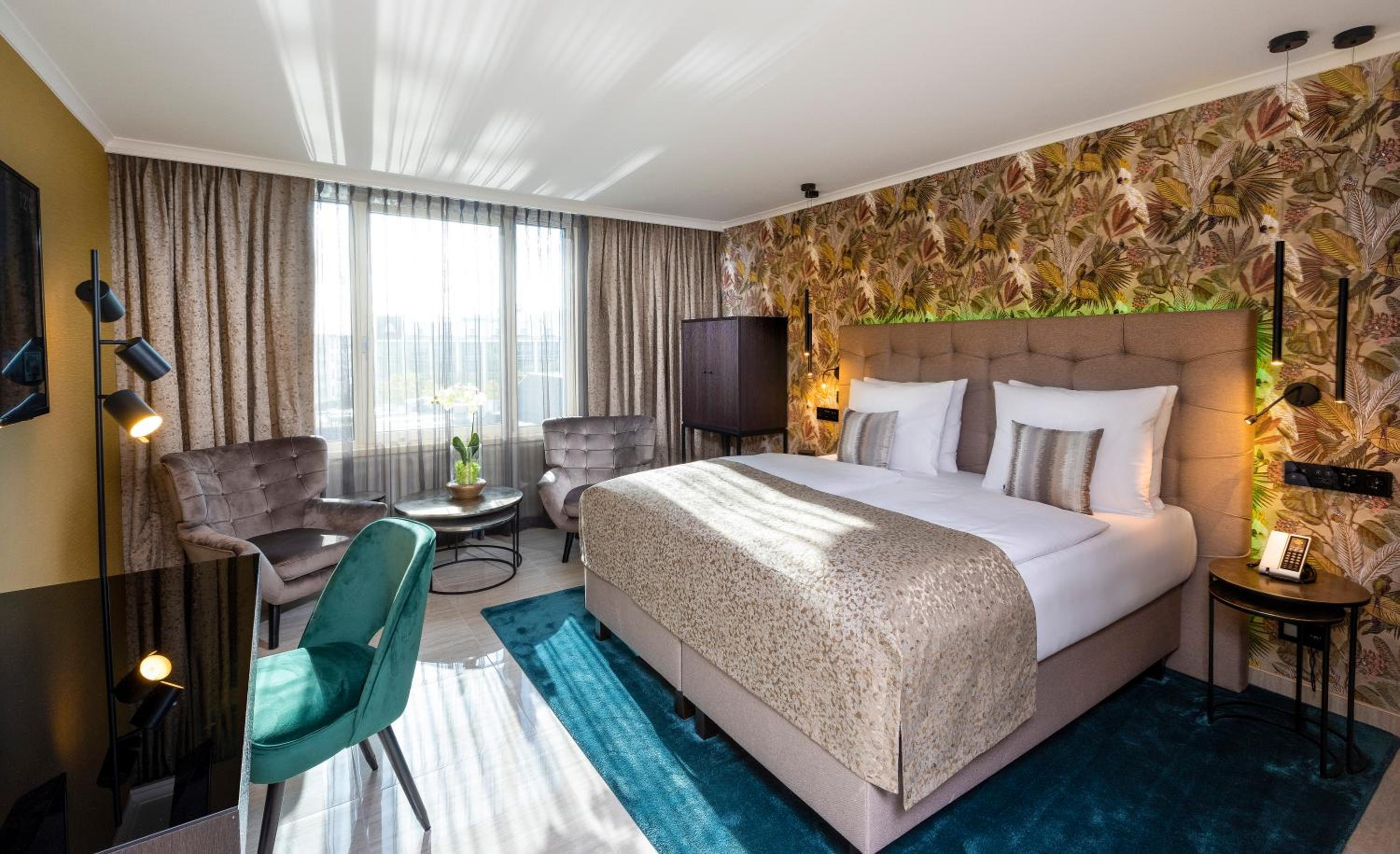 Business Premium Double Room thumbnail 6