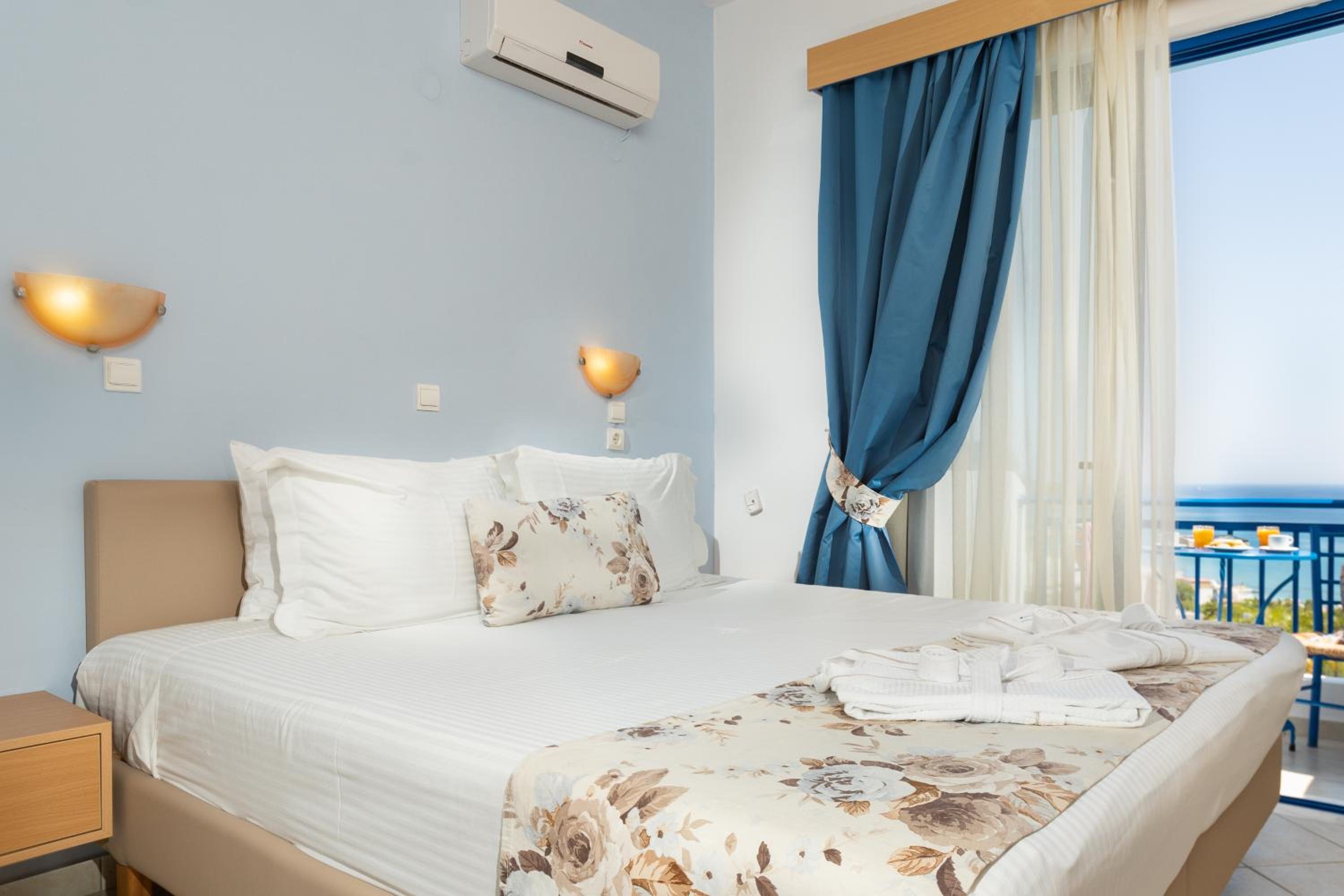 Deluxe Double Room with Balcony and Sea View
