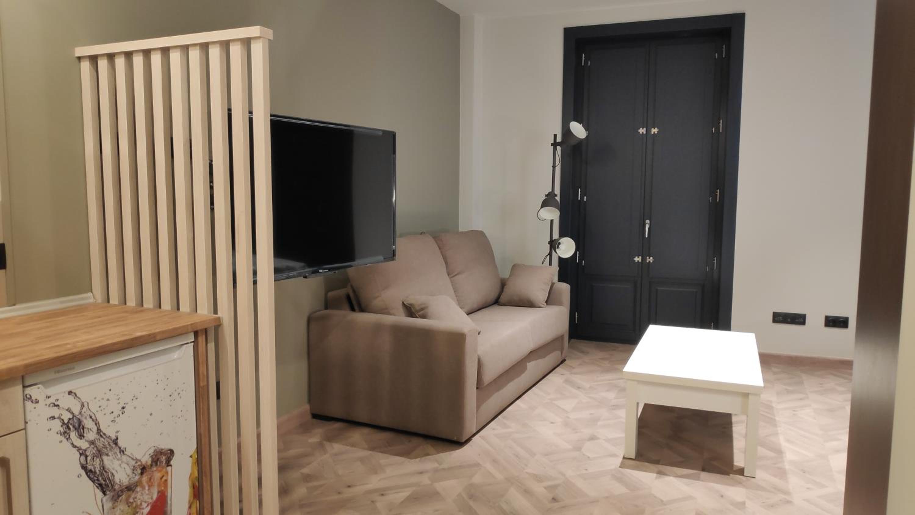 Studio Apartment - Photo 18