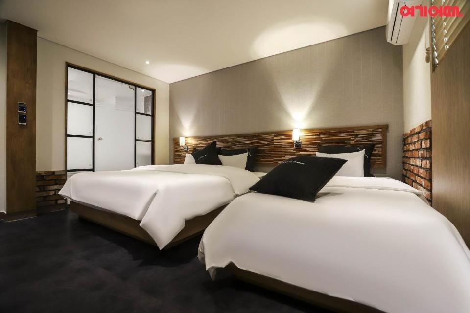 Suite - Photo 1