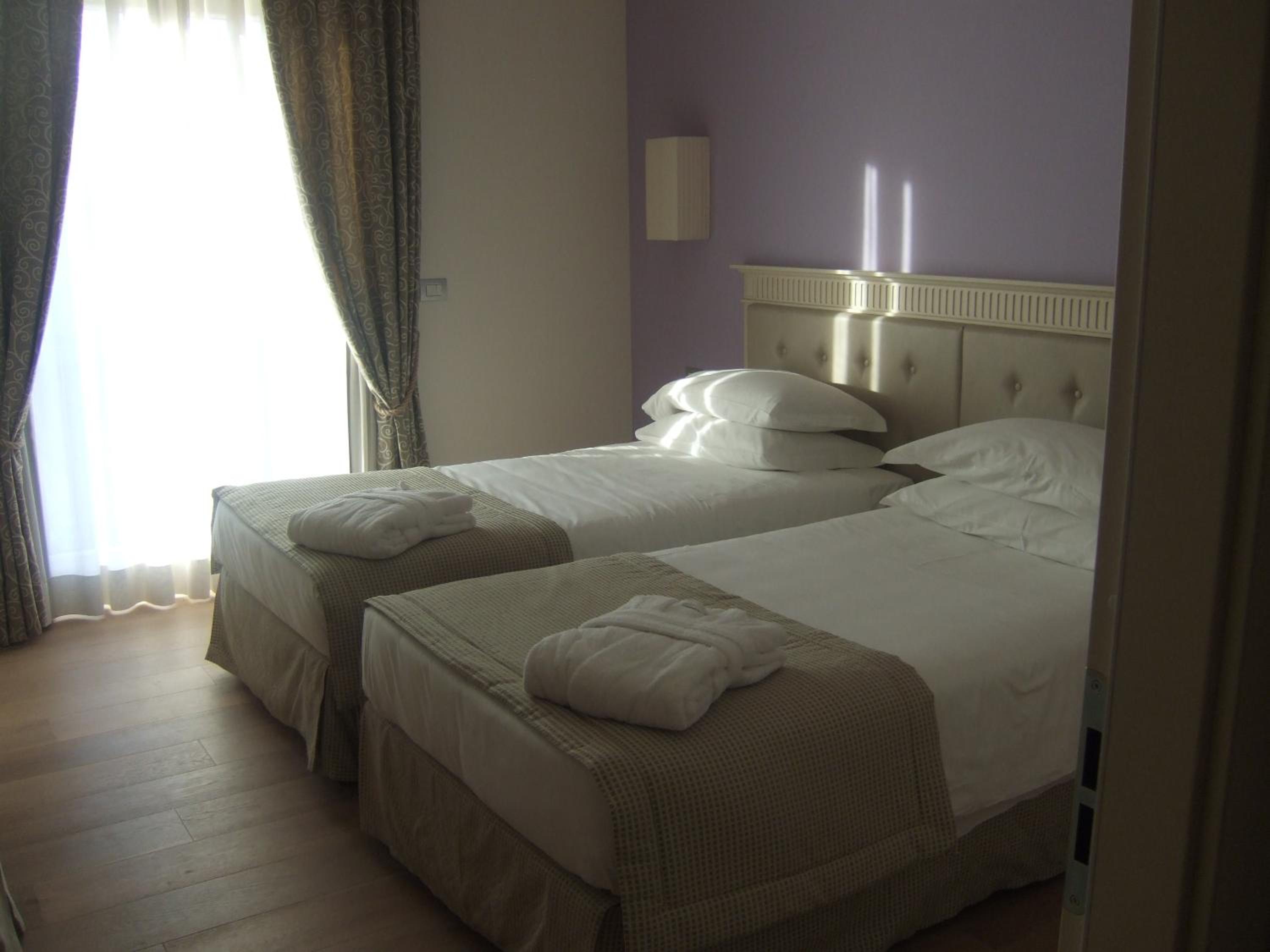 Junior Suite with Pool View photo 3